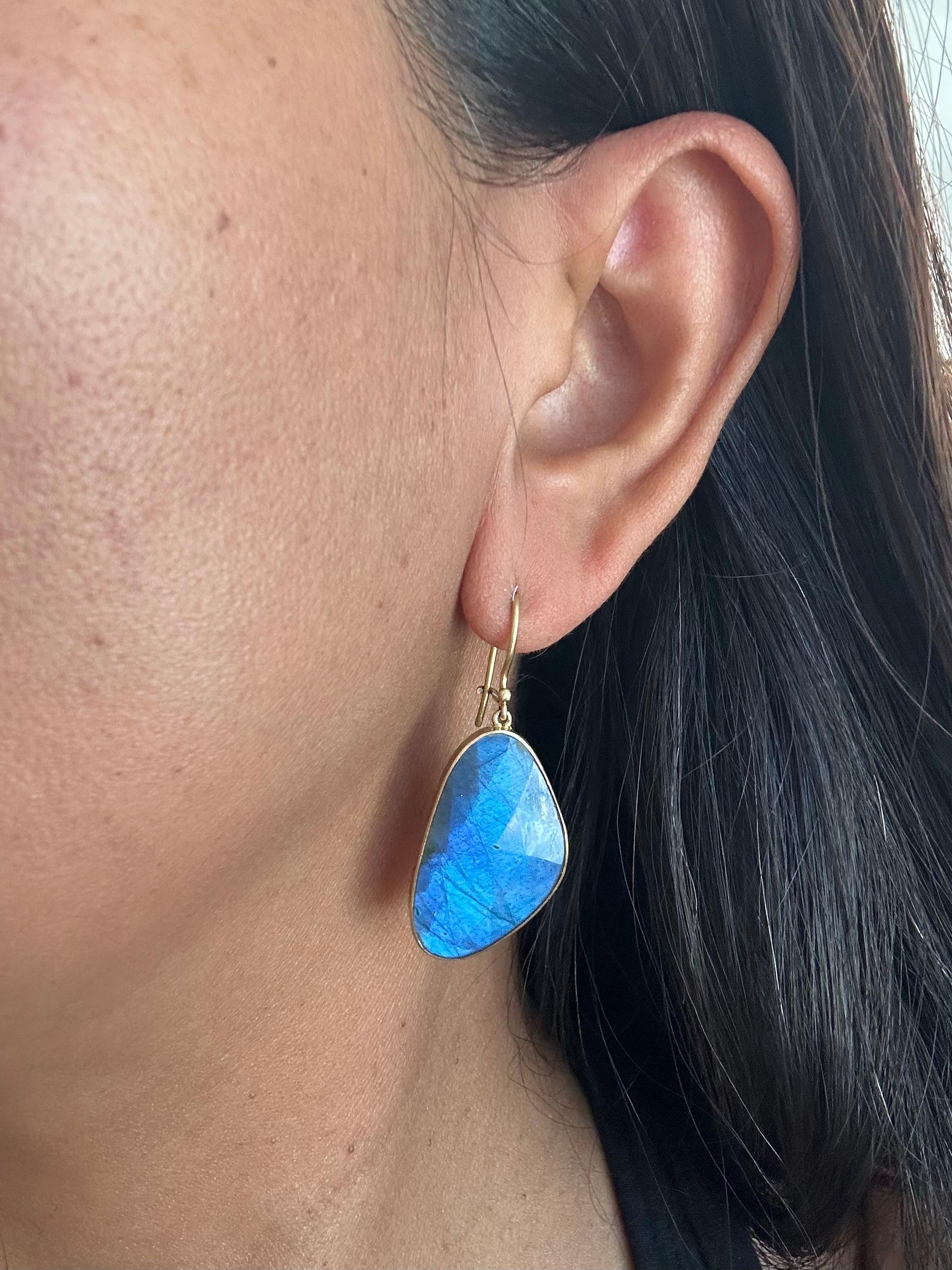 Steven Battelle 21.6 Carats Rose-cut Labradorite 18K Gold Wire Earrings For Sale 3