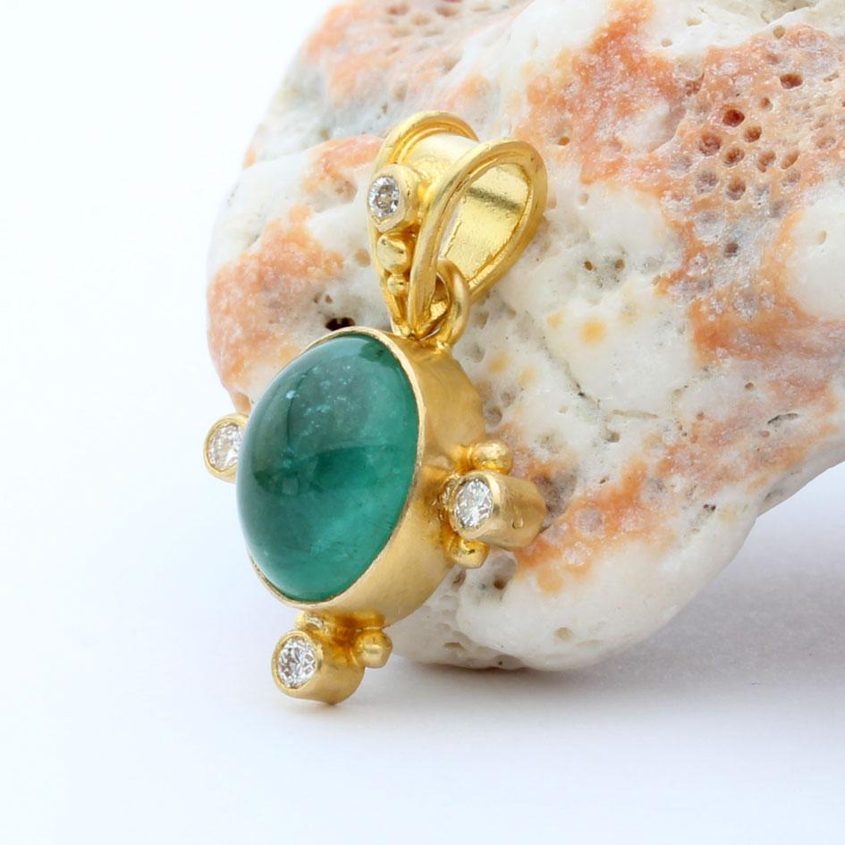 Contemporaneo Steven Battelle Ciondolo in oro 18 carati con smeraldo cabochon da 2,2 carati in vendita