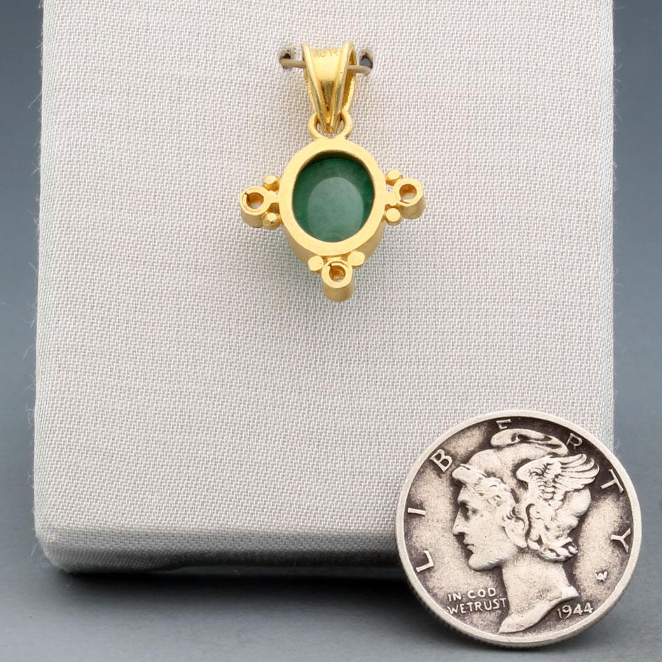 da uomo o donna Steven Battelle Ciondolo in oro 18 carati con smeraldo cabochon da 2,2 carati in vendita