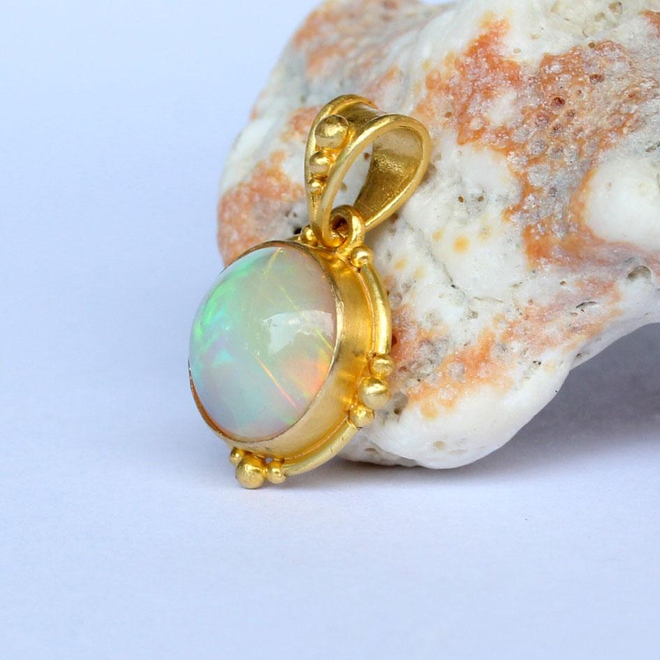 Cabochon Steven Battelle Ciondolo in oro 18K con opale etiope da 2,2 carati in vendita