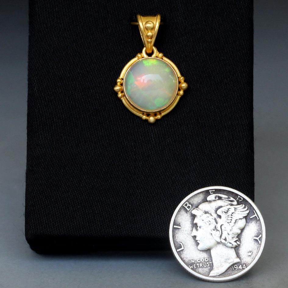 Donna Steven Battelle Ciondolo in oro 18K con opale etiope da 2,2 carati in vendita