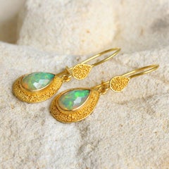 Steven Battelle 2,2 Karat äthiopischer Opal Granatiert 22K Gold Ohrringe