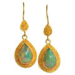 Steven Battelle, boucles d'oreilles en or 22 carats avec opale éthiopienne granulée de 2,2 carats