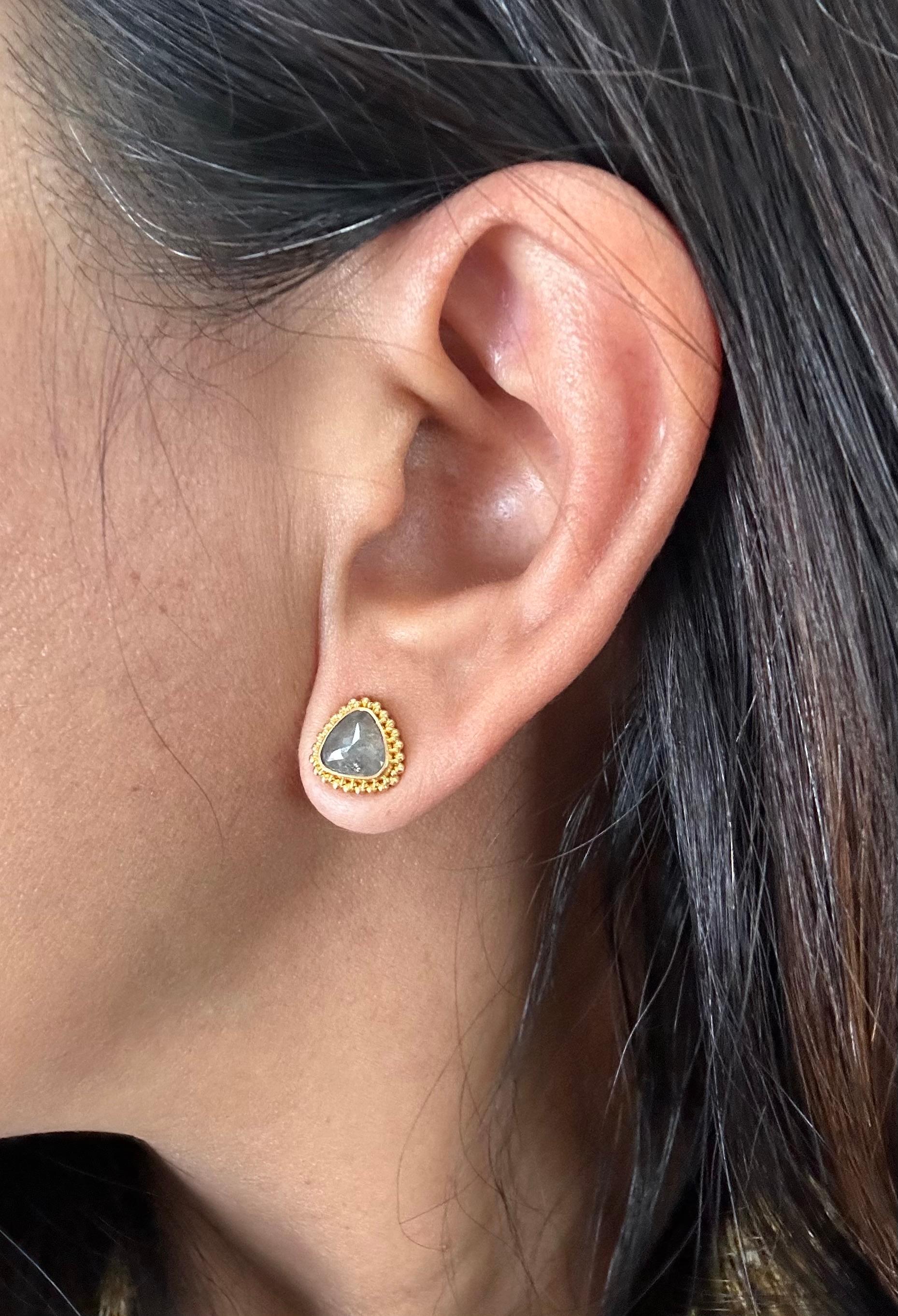 Steven Battelle 2,2 Karat Trillium-Diamanten im Rosenschliff 22K Gold Post-Ohrringe 2