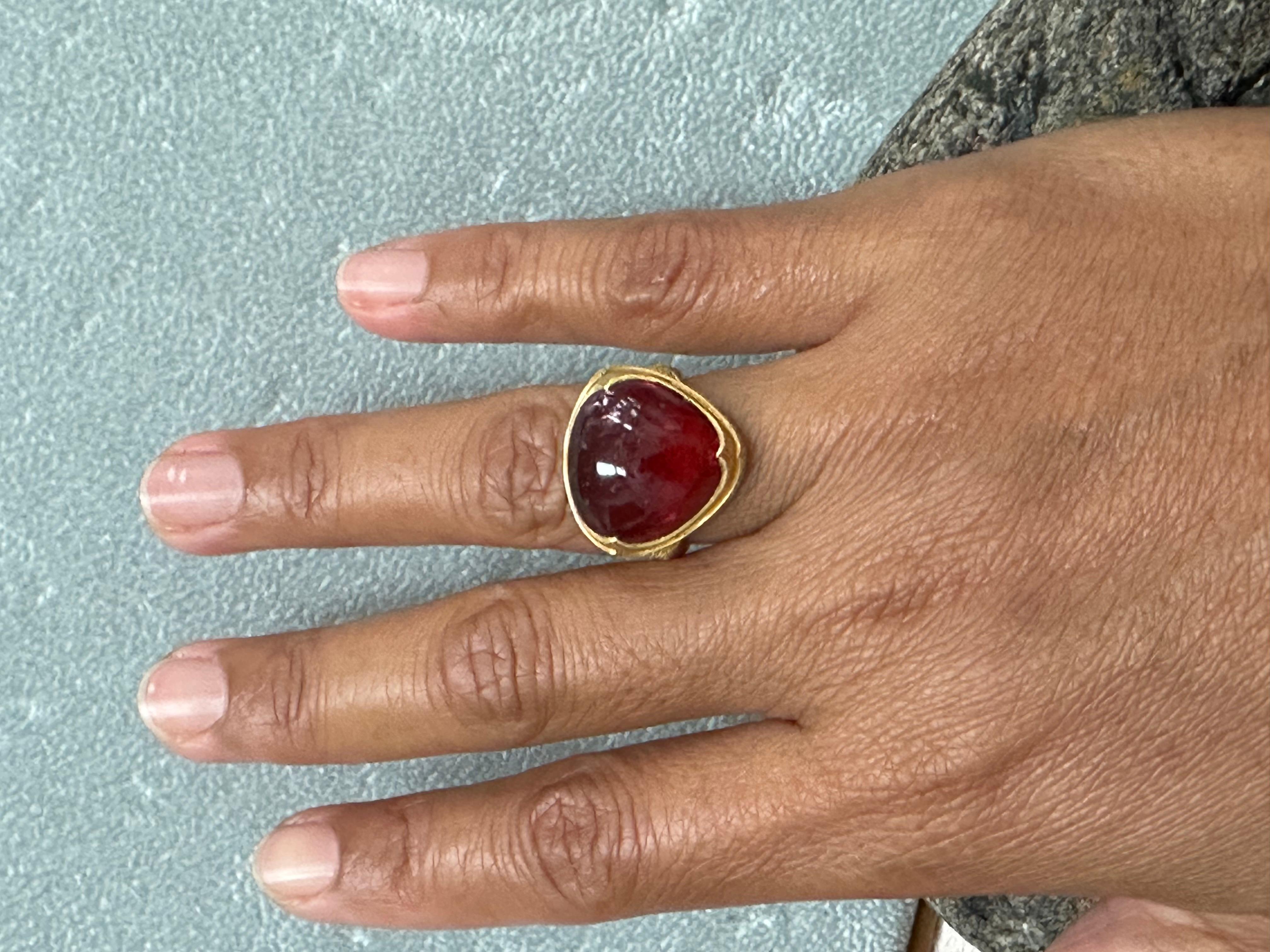 22.2 Carats Cabochon Pink Tourmaline 22k Gold Ring For Sale 10