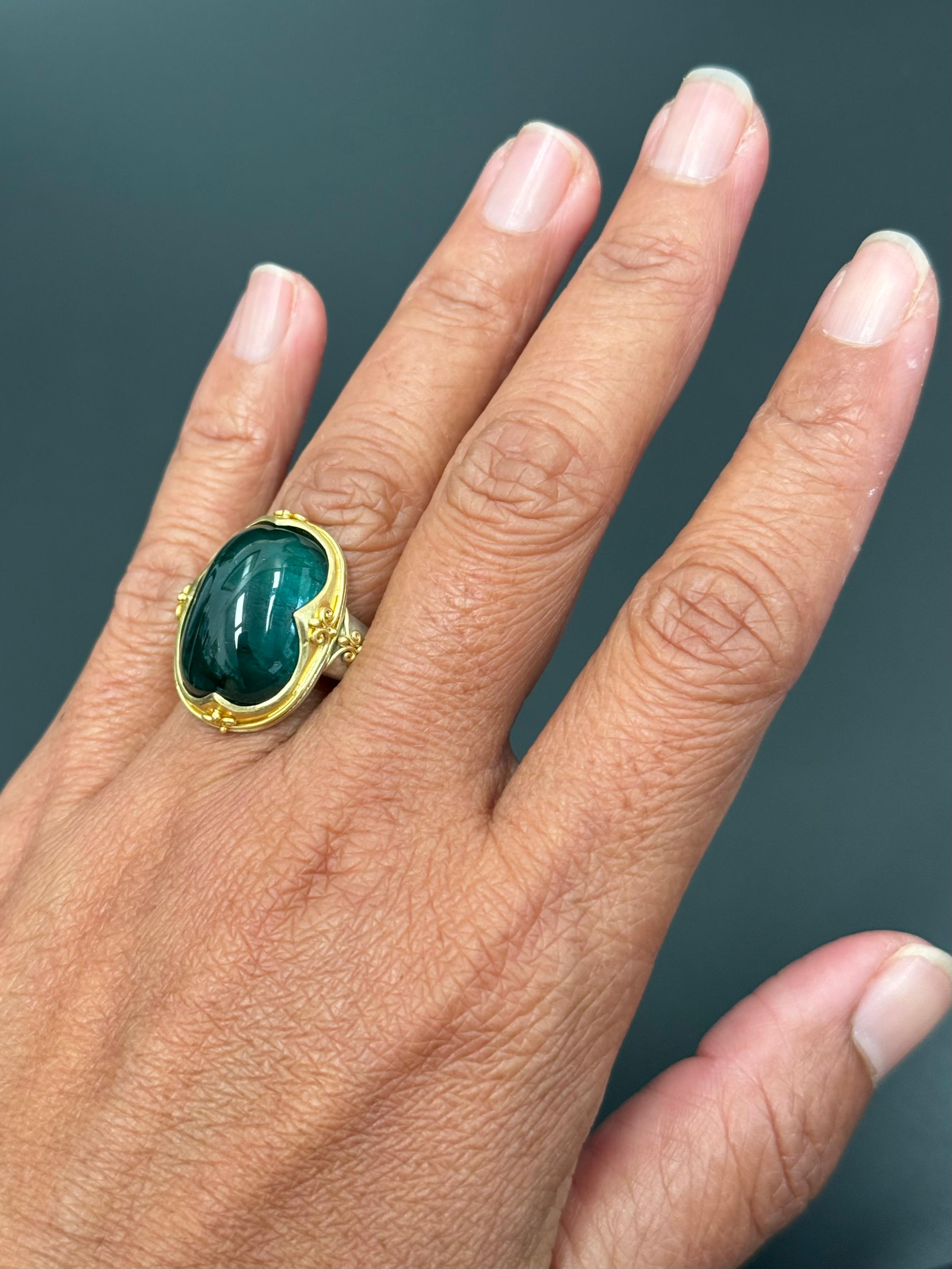 Anello in oro Sterling 18K con tormalina verde cabochon da 22,5 carati di Steven Battelle in vendita 4