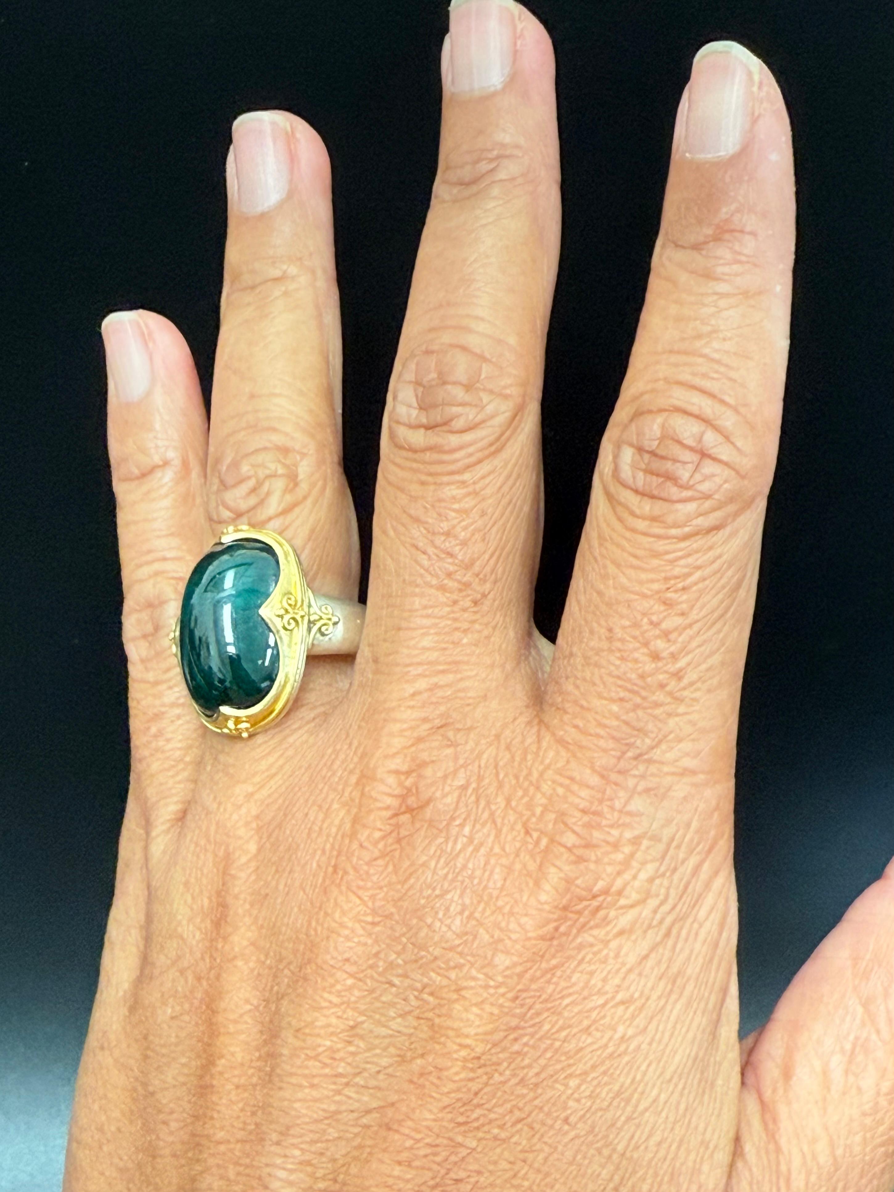 Anello in oro Sterling 18K con tormalina verde cabochon da 22,5 carati di Steven Battelle in vendita 5