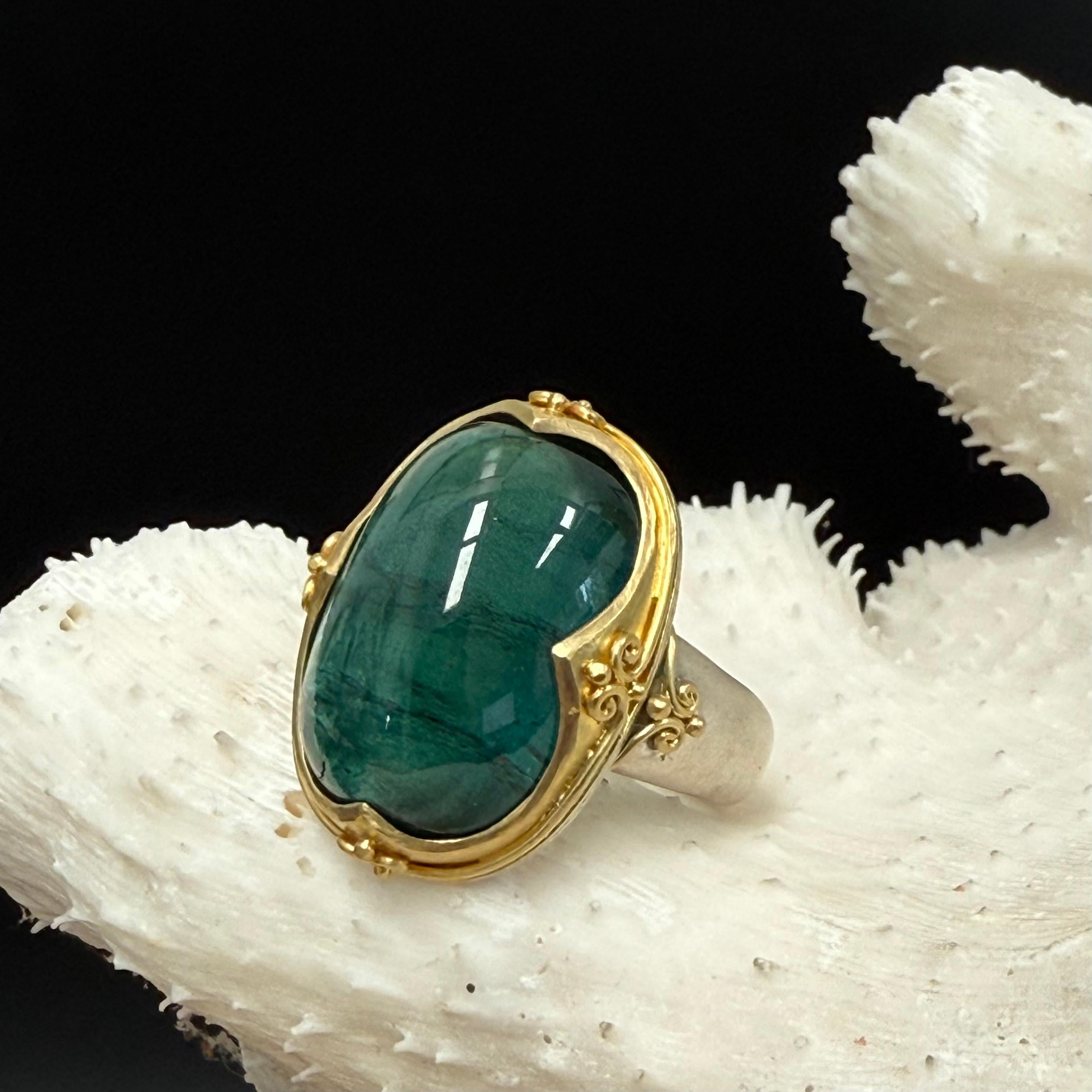 Anello in oro Sterling 18K con tormalina verde cabochon da 22,5 carati di Steven Battelle in vendita 6