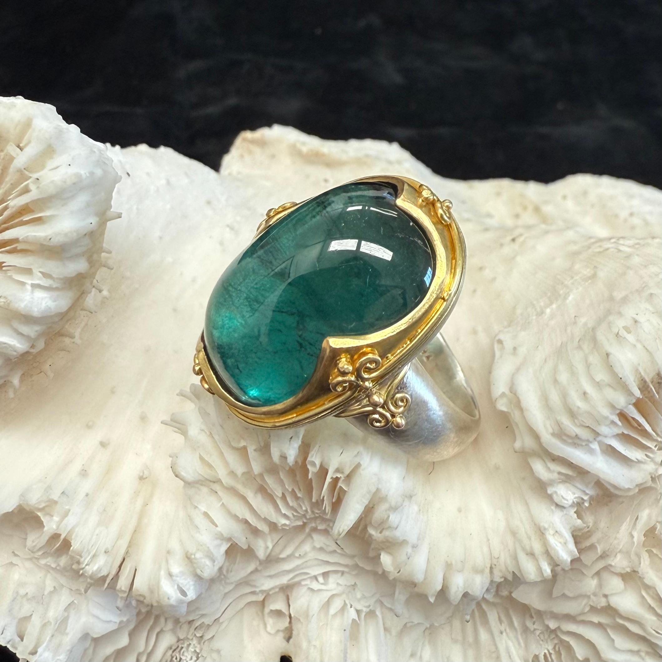 Anello in oro Sterling 18K con tormalina verde cabochon da 22,5 carati di Steven Battelle in vendita 7