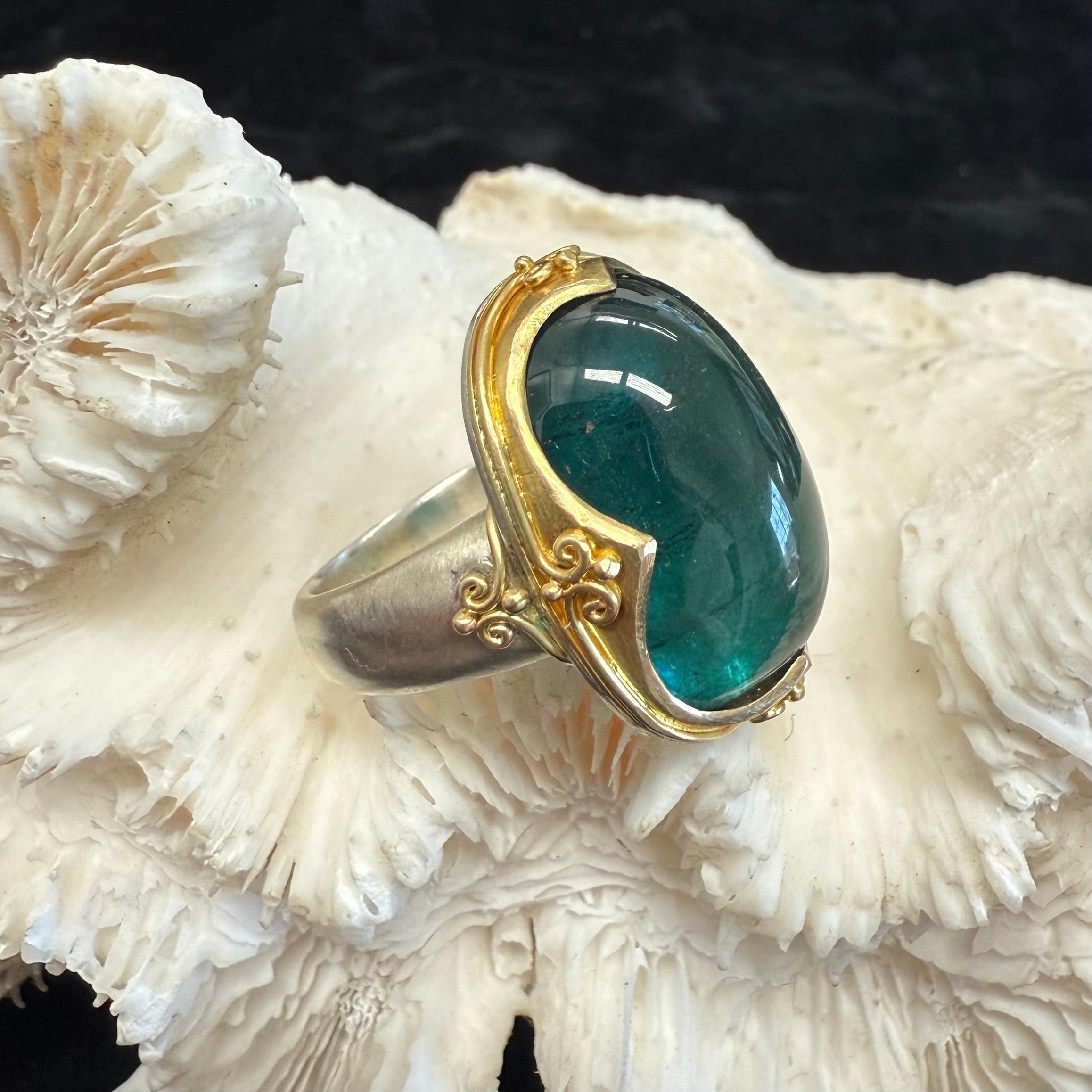 Anello in oro Sterling 18K con tormalina verde cabochon da 22,5 carati di Steven Battelle in vendita 9