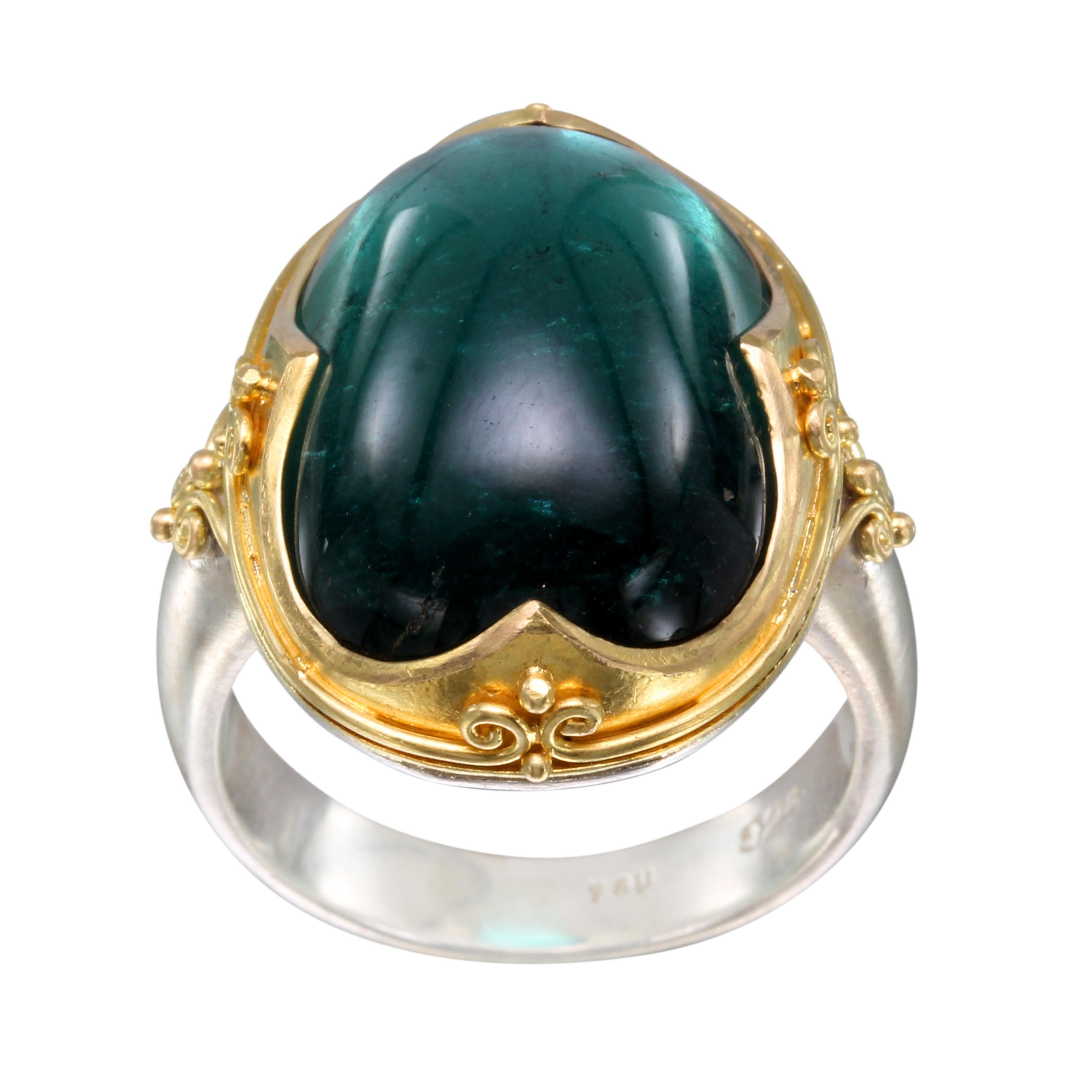 Cabochon Anello in oro Sterling 18K con tormalina verde cabochon da 22,5 carati di Steven Battelle in vendita