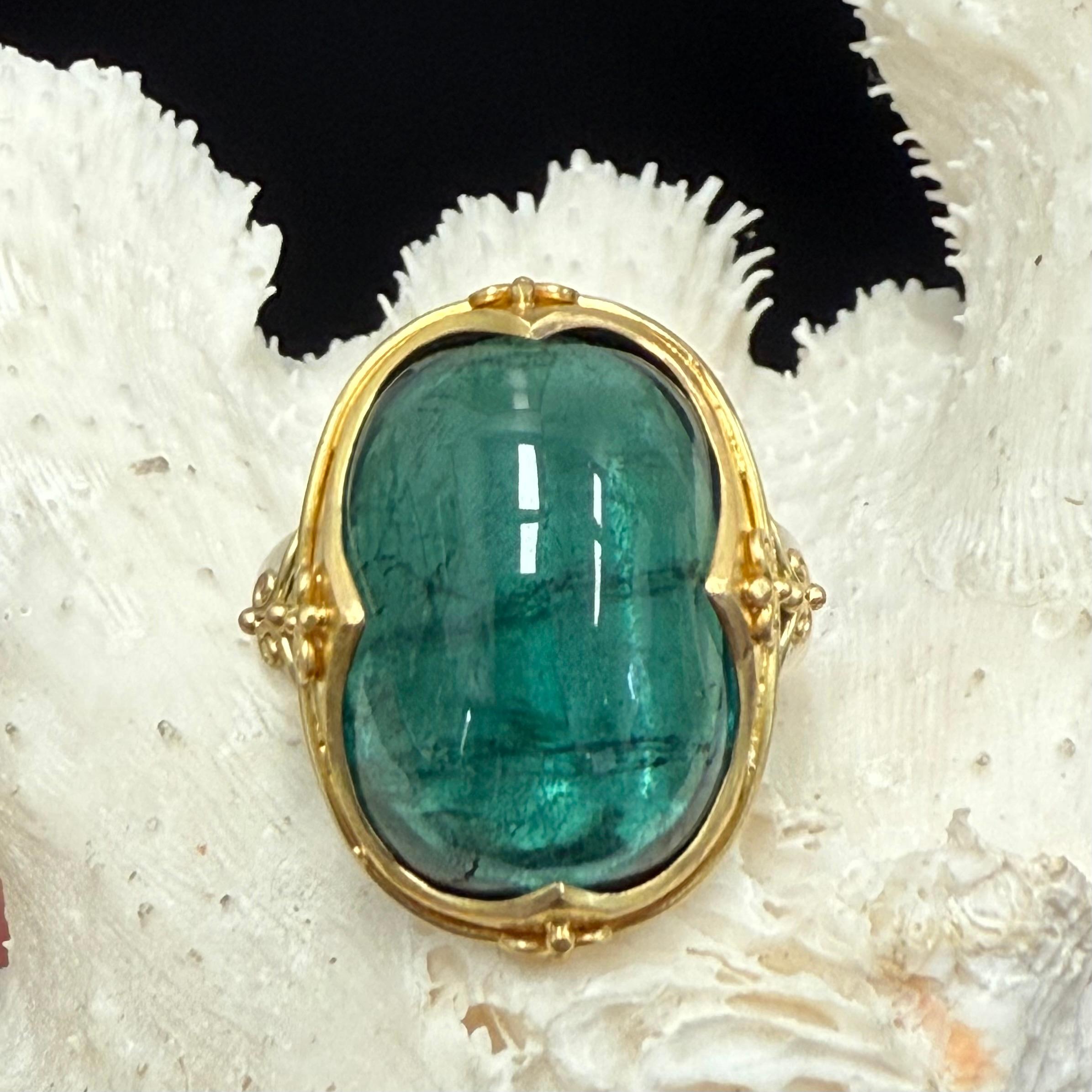 da uomo o donna Anello in oro Sterling 18K con tormalina verde cabochon da 22,5 carati di Steven Battelle in vendita