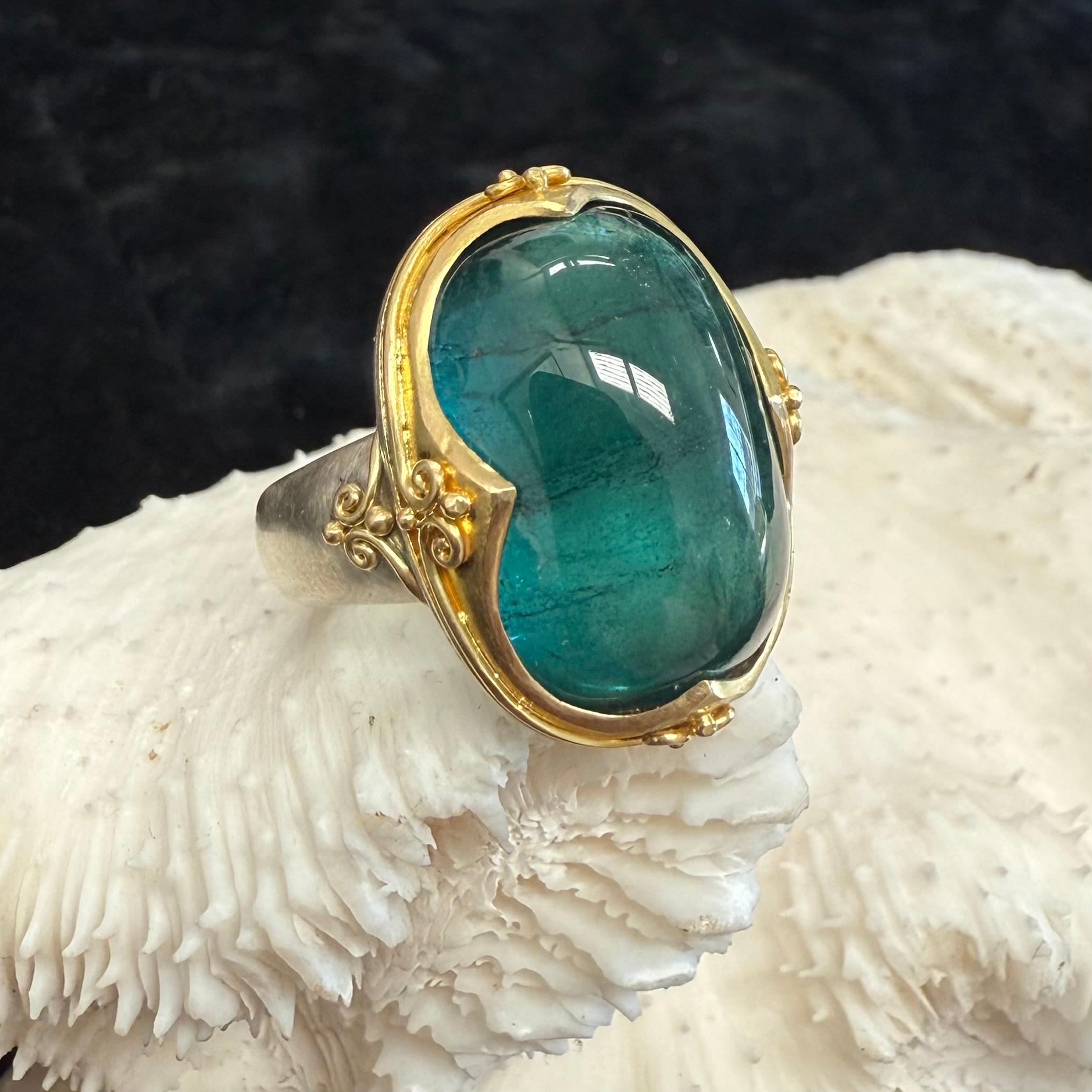 Anello in oro Sterling 18K con tormalina verde cabochon da 22,5 carati di Steven Battelle in vendita 1