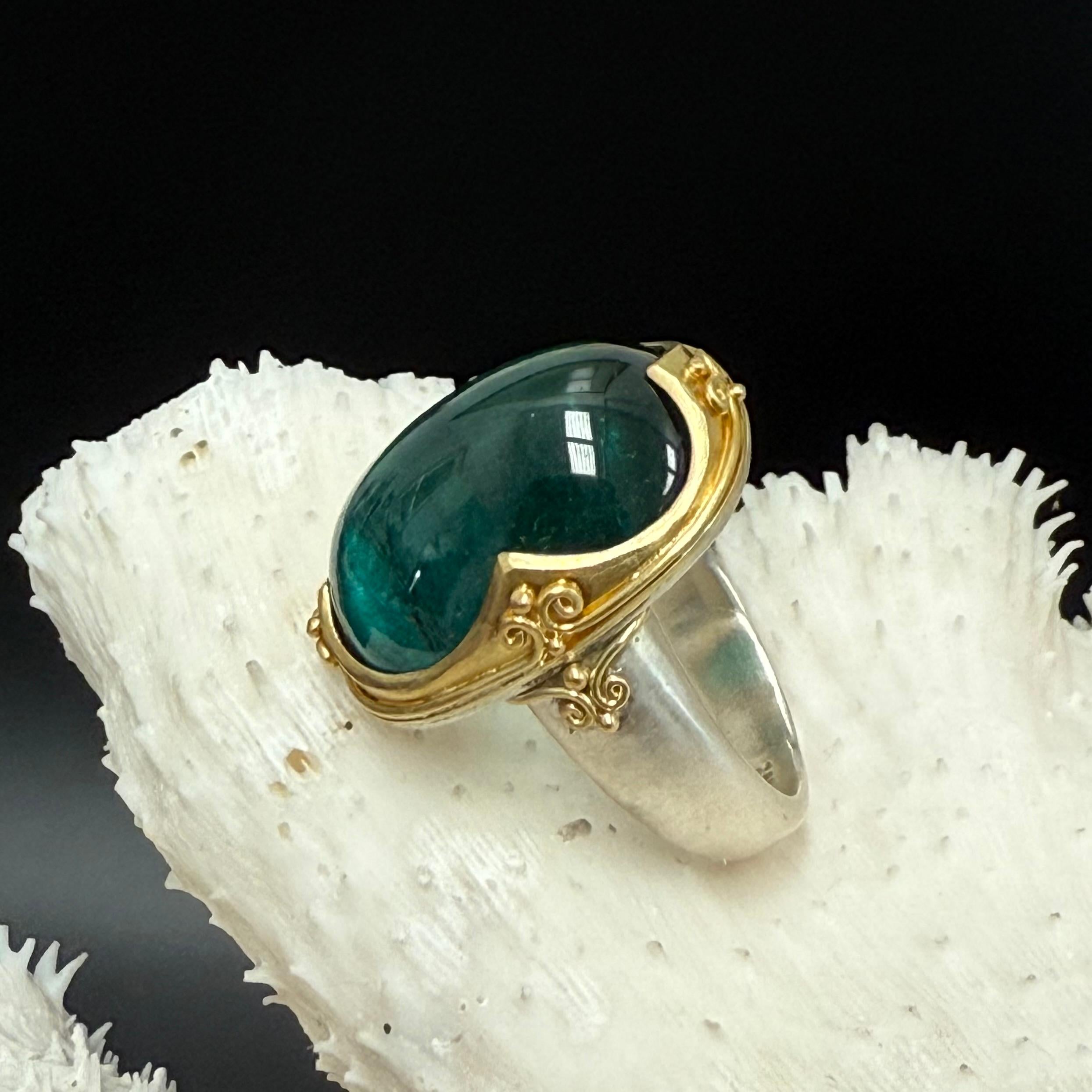 Anello in oro Sterling 18K con tormalina verde cabochon da 22,5 carati di Steven Battelle in vendita 2