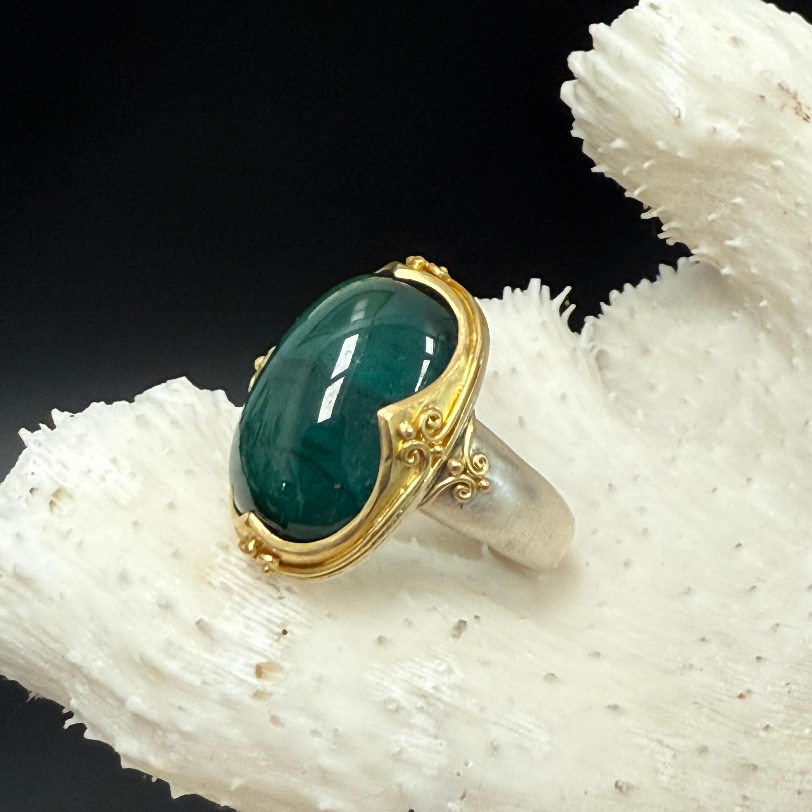Anello in oro Sterling 18K con tormalina verde cabochon da 22,5 carati di Steven Battelle in vendita 3
