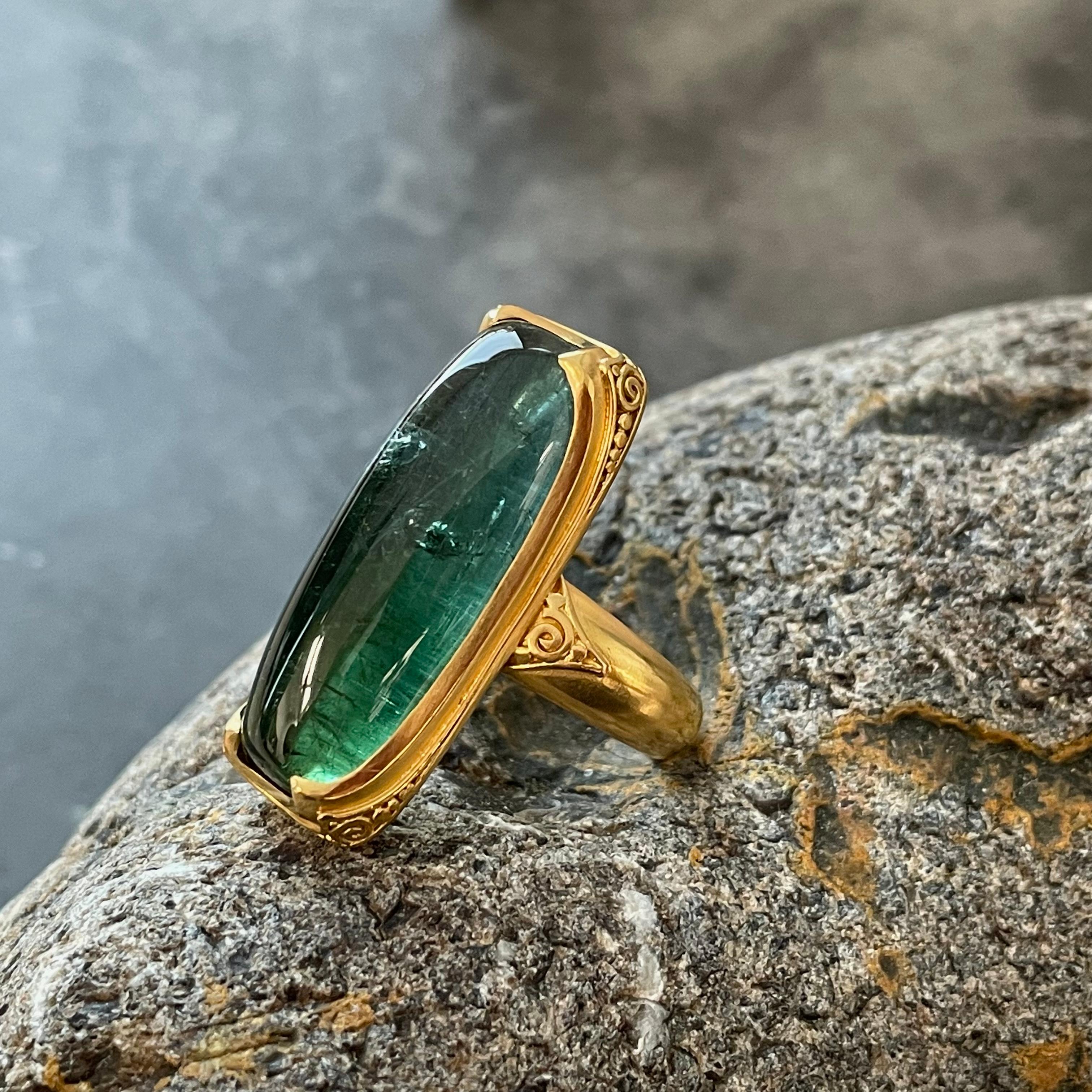 Contemporary Steven Battelle 22.9 Carats Cabochon Green Tourmaline 22K Gold Ring For Sale