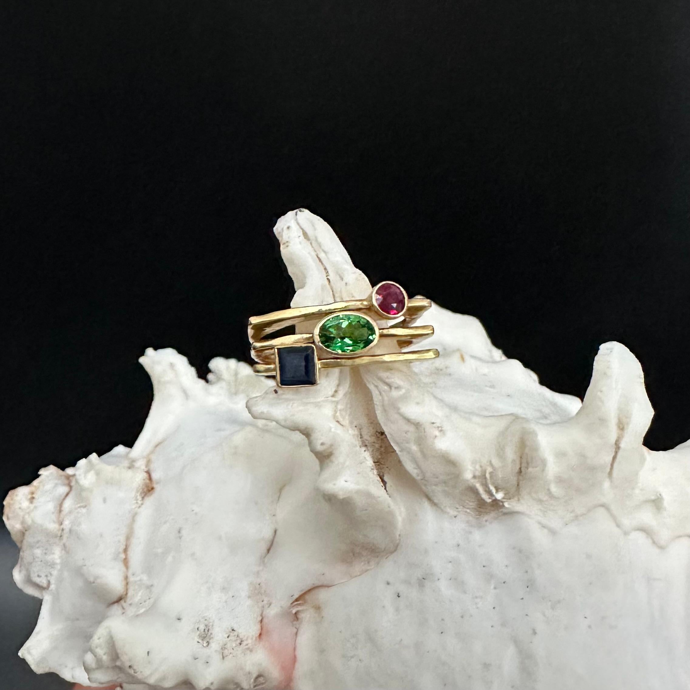 Steven Battelle Bagues empilées en or 18K de 2,3 carats (tsavorite, saphir bleu, rubis) en vente 2