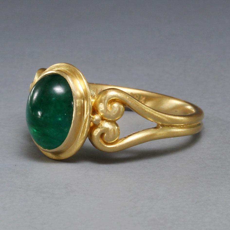 Contemporary Steven Battelle 2.3 Carats Cabochon Emerald 18K Gold Ring