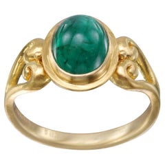 Anello in oro 18K con smeraldo cabochon da 2,3 carati di Steven Battelle