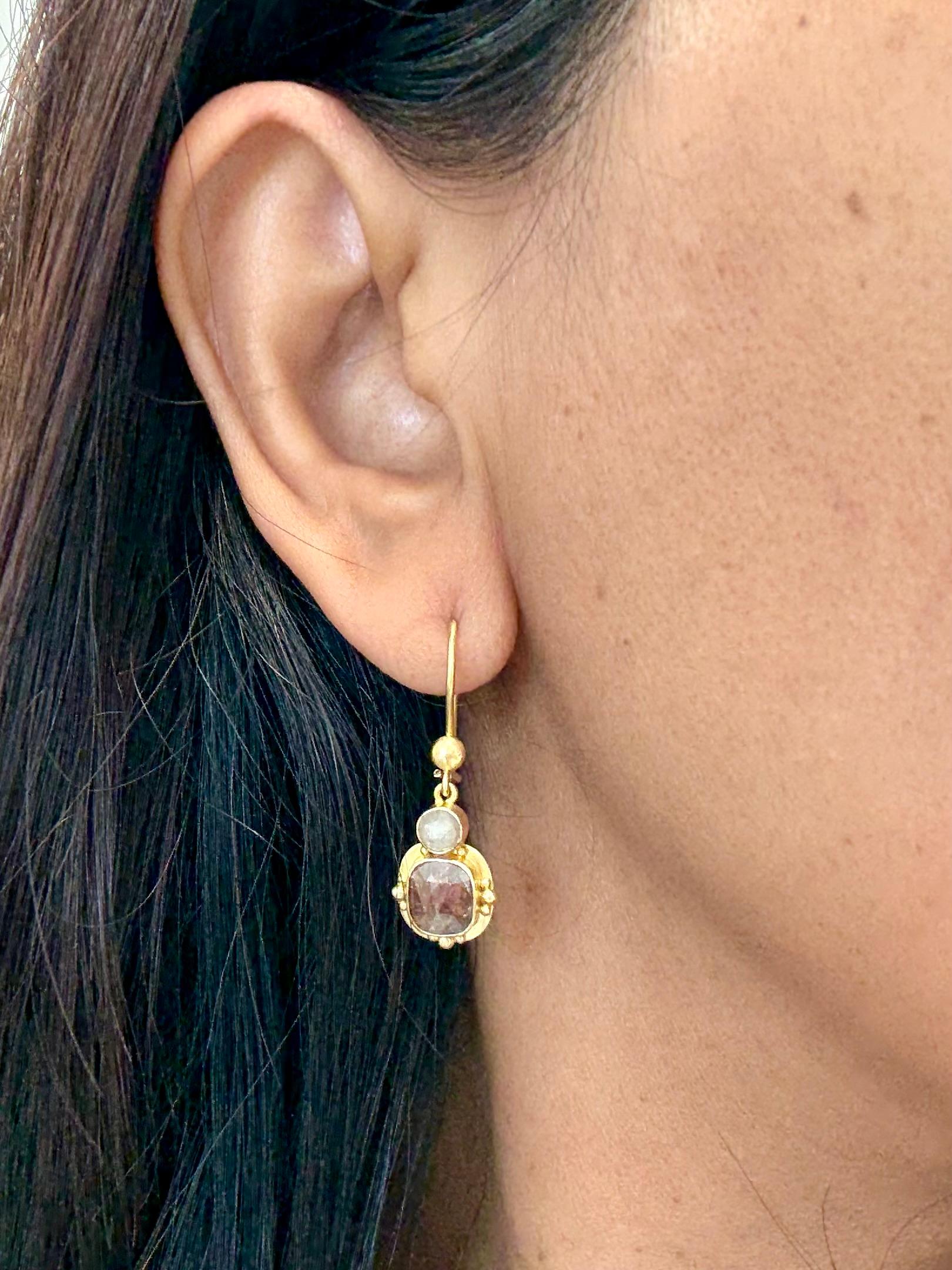 Contemporain Boucles d'oreilles en or 18 carats Steven Battelle 2,3 carats diamant naturel de couleur en vente