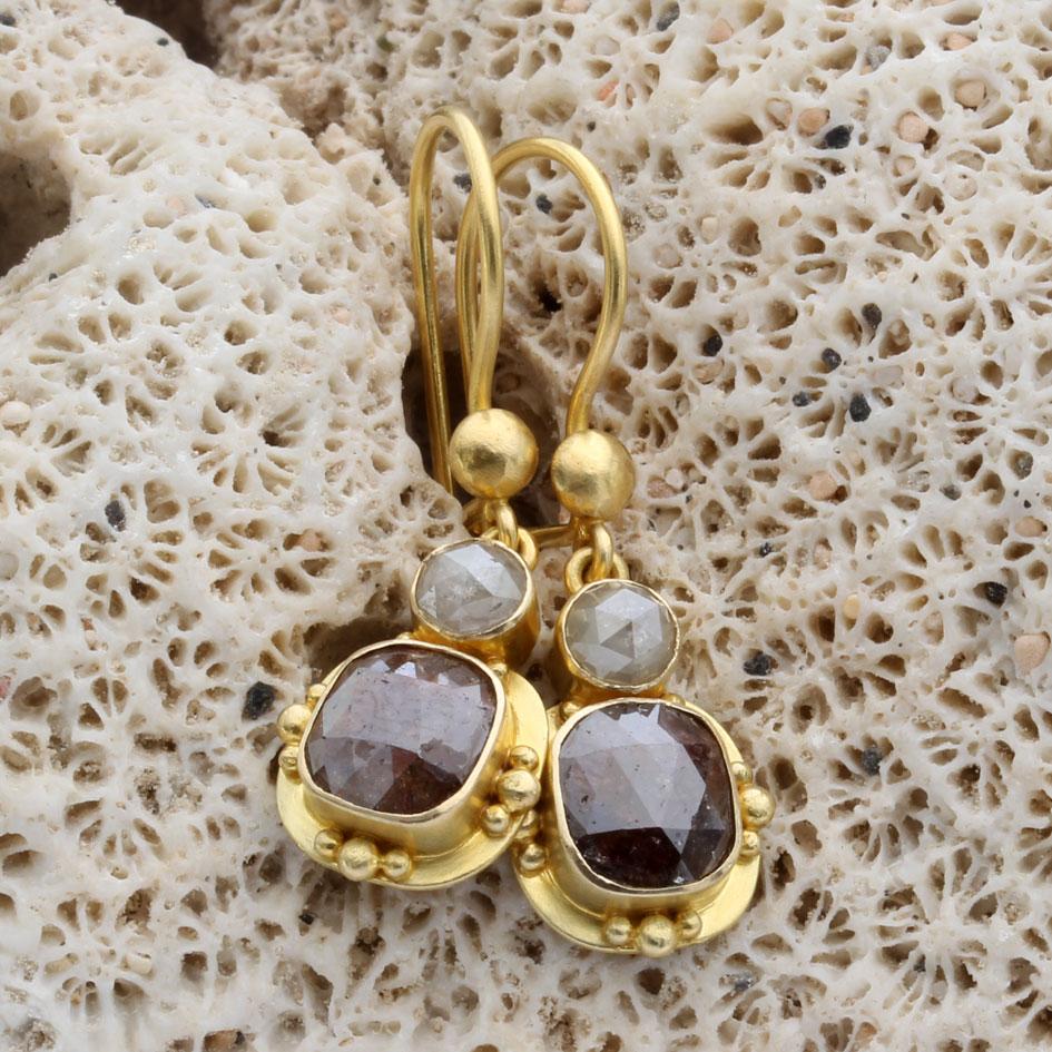 Boucles d'oreilles en or 18 carats Steven Battelle 2,3 carats diamant naturel de couleur en vente 1