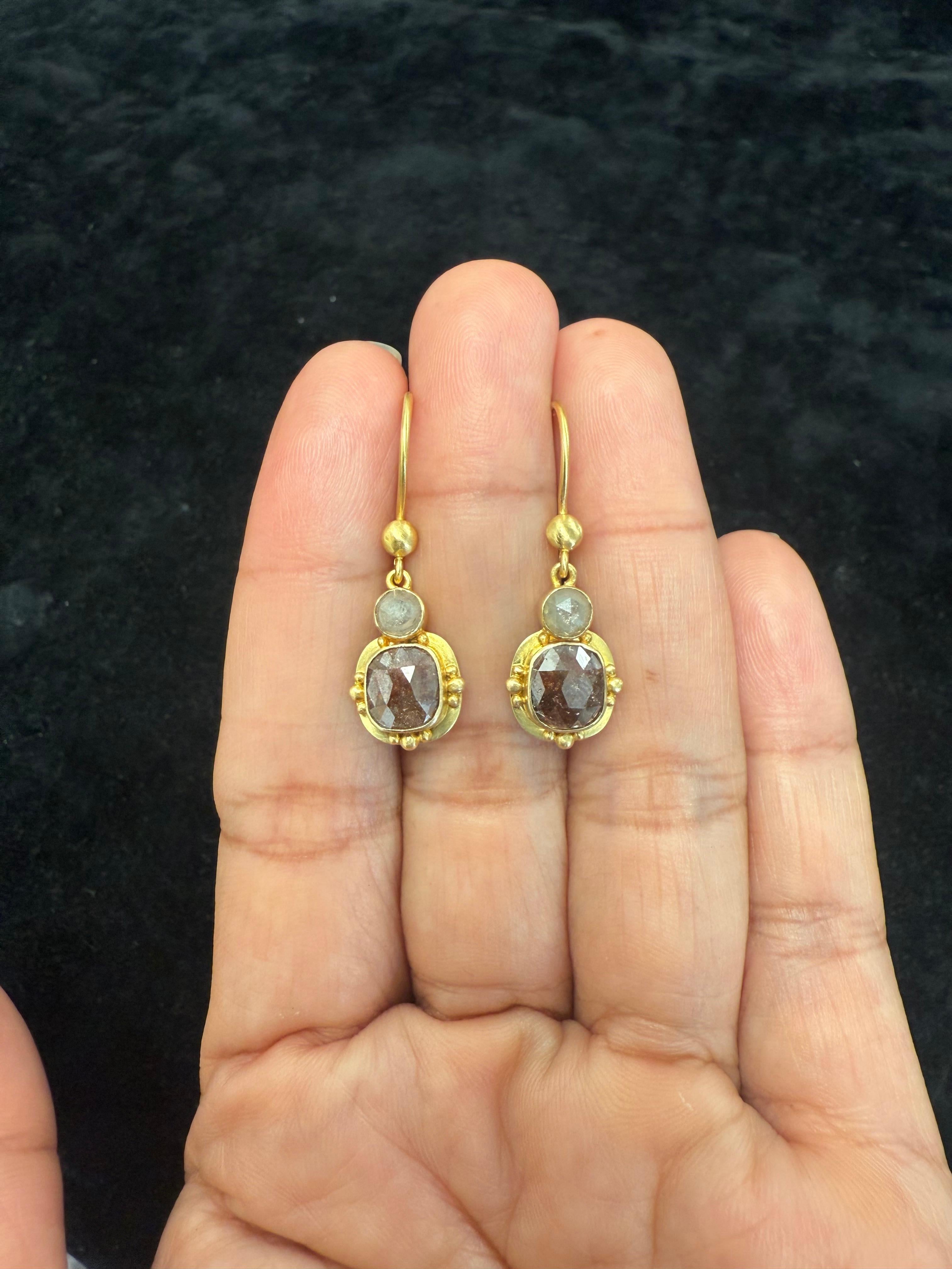 Boucles d'oreilles en or 18 carats Steven Battelle 2,3 carats diamant naturel de couleur en vente 2