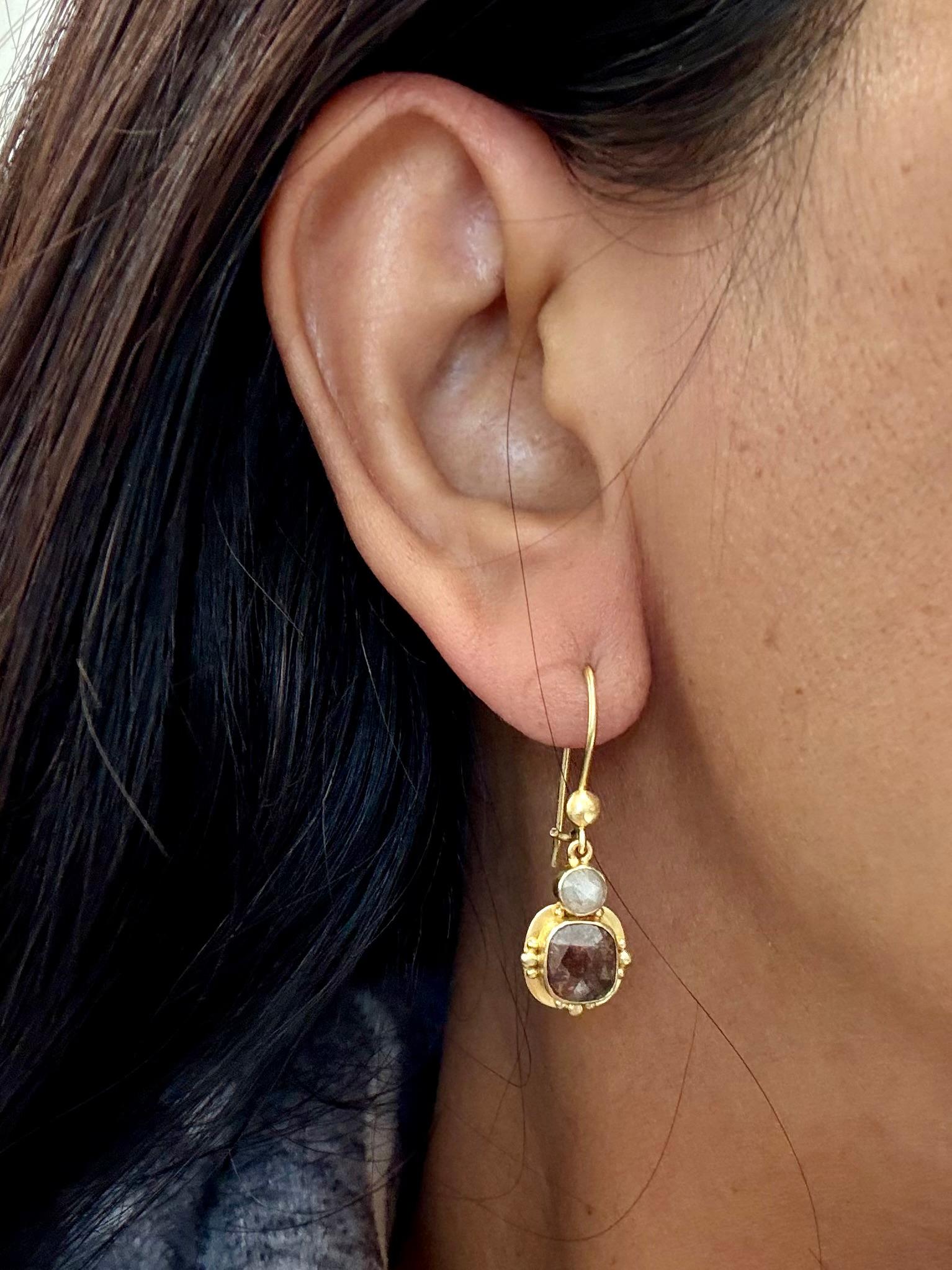 Boucles d'oreilles en or 18 carats Steven Battelle 2,3 carats diamant naturel de couleur en vente 3