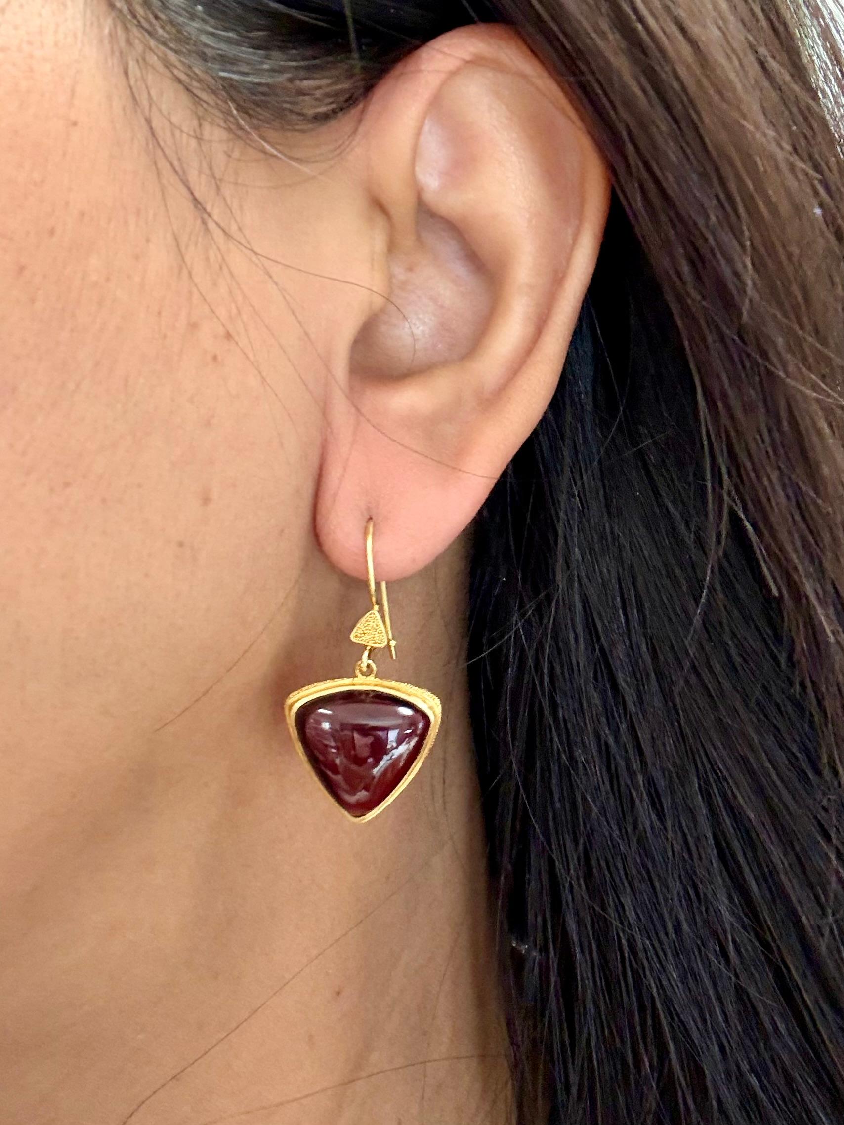 Steven Battelle Orecchini a goccia in oro 22K con tormalina rosa cabochon da 23,5 carati in vendita 4