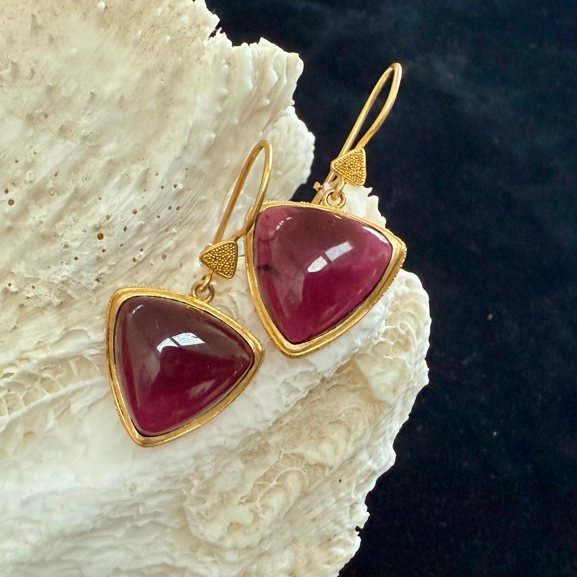 Cabochon triangolari di tormalina del Mozambico di colore rosa intenso da 15 mm sono incastonati in castoni lavorati artigianalmente con una fine granulazione simile alla sabbia 