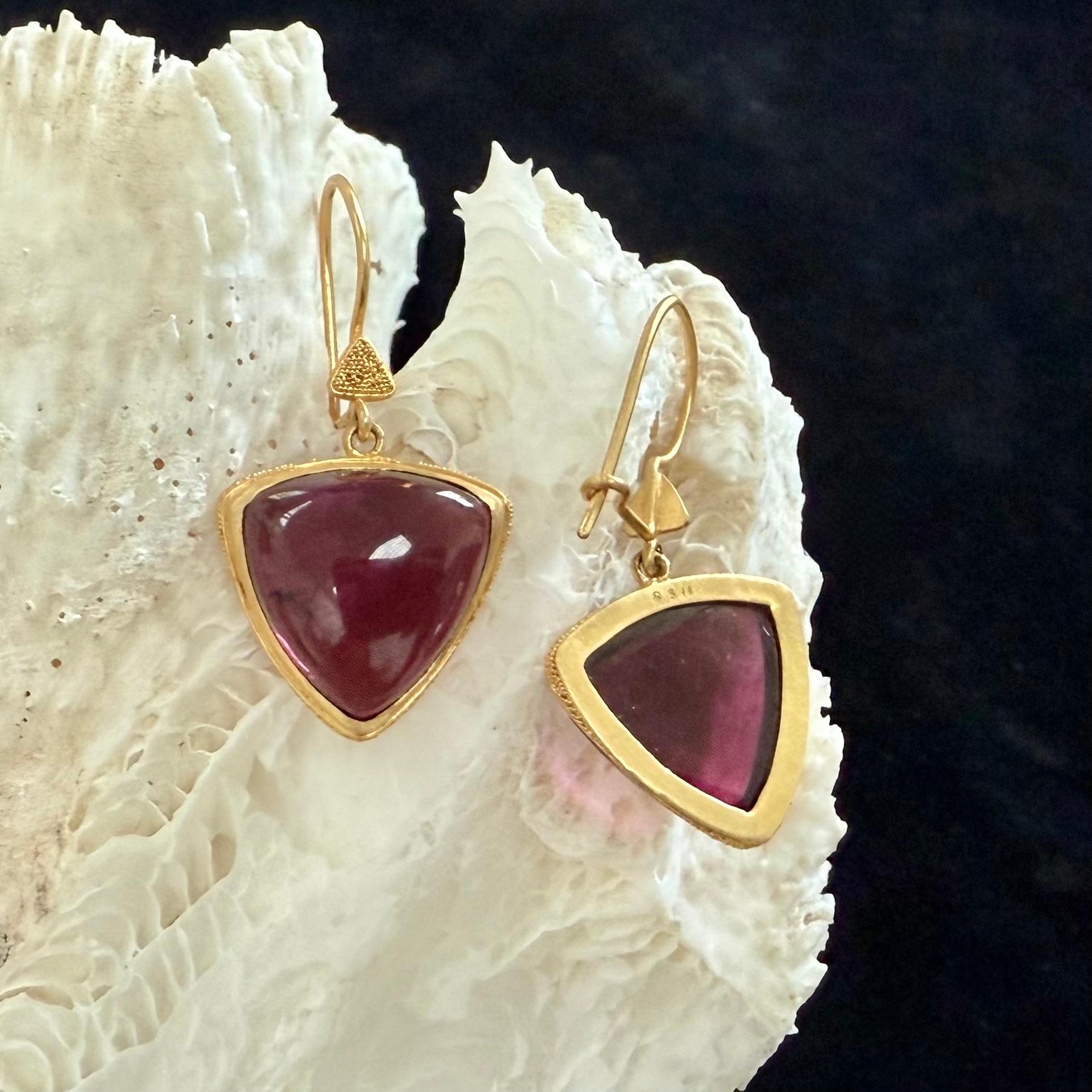 Moderno Steven Battelle Orecchini a goccia in oro 22K con tormalina rosa cabochon da 23,5 carati in vendita