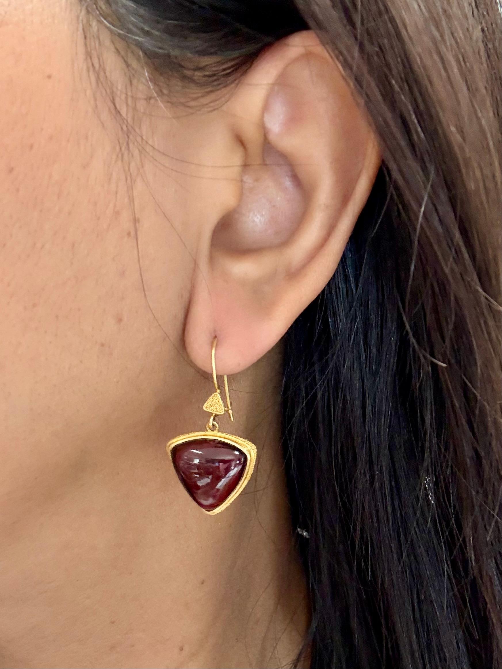 Steven Battelle Orecchini a goccia in oro 22K con tormalina rosa cabochon da 23,5 carati In condizioni Nuovo in vendita a Soquel, CA