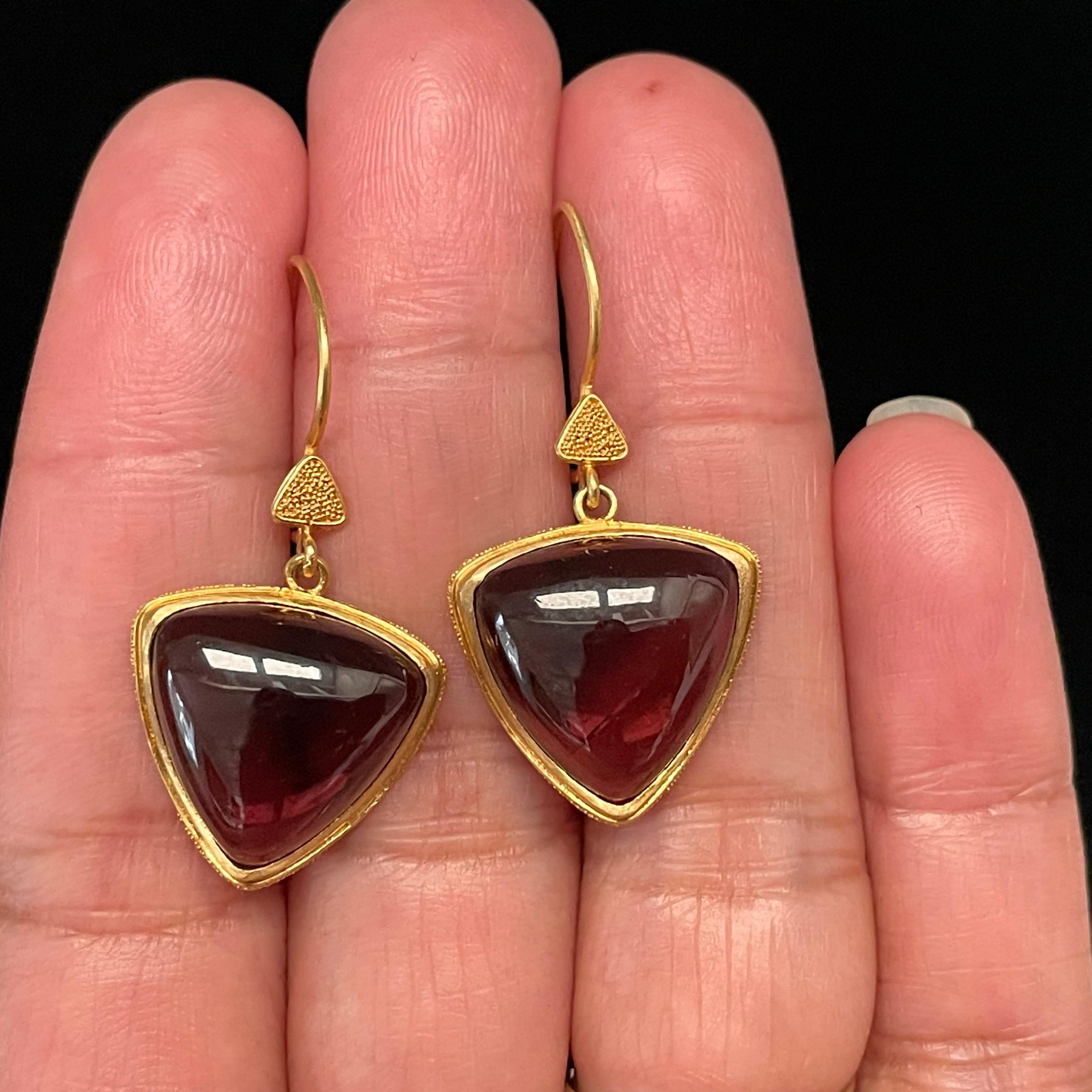 Steven Battelle Orecchini a goccia in oro 22K con tormalina rosa cabochon da 23,5 carati in vendita 1