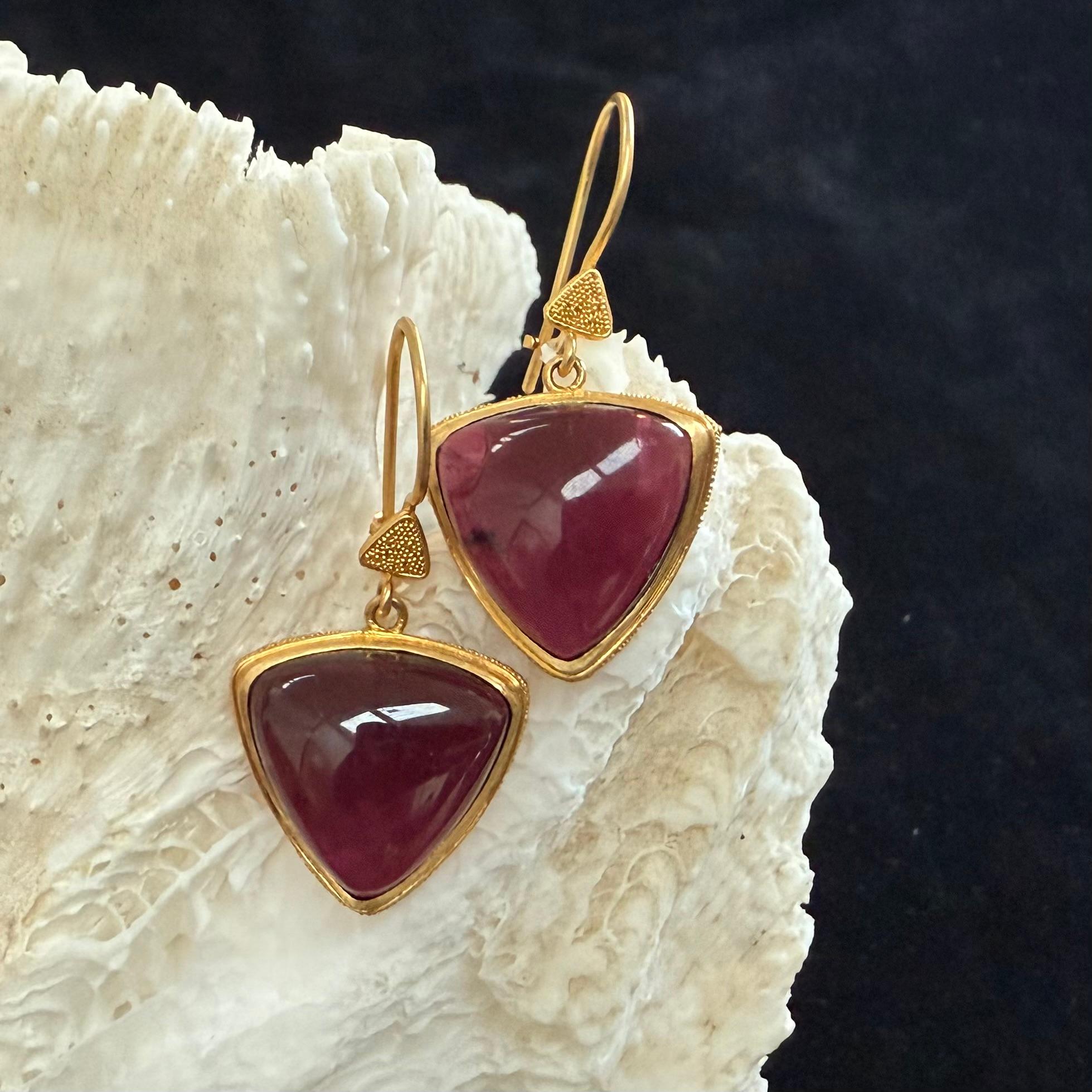 Steven Battelle Orecchini a goccia in oro 22K con tormalina rosa cabochon da 23,5 carati in vendita 2