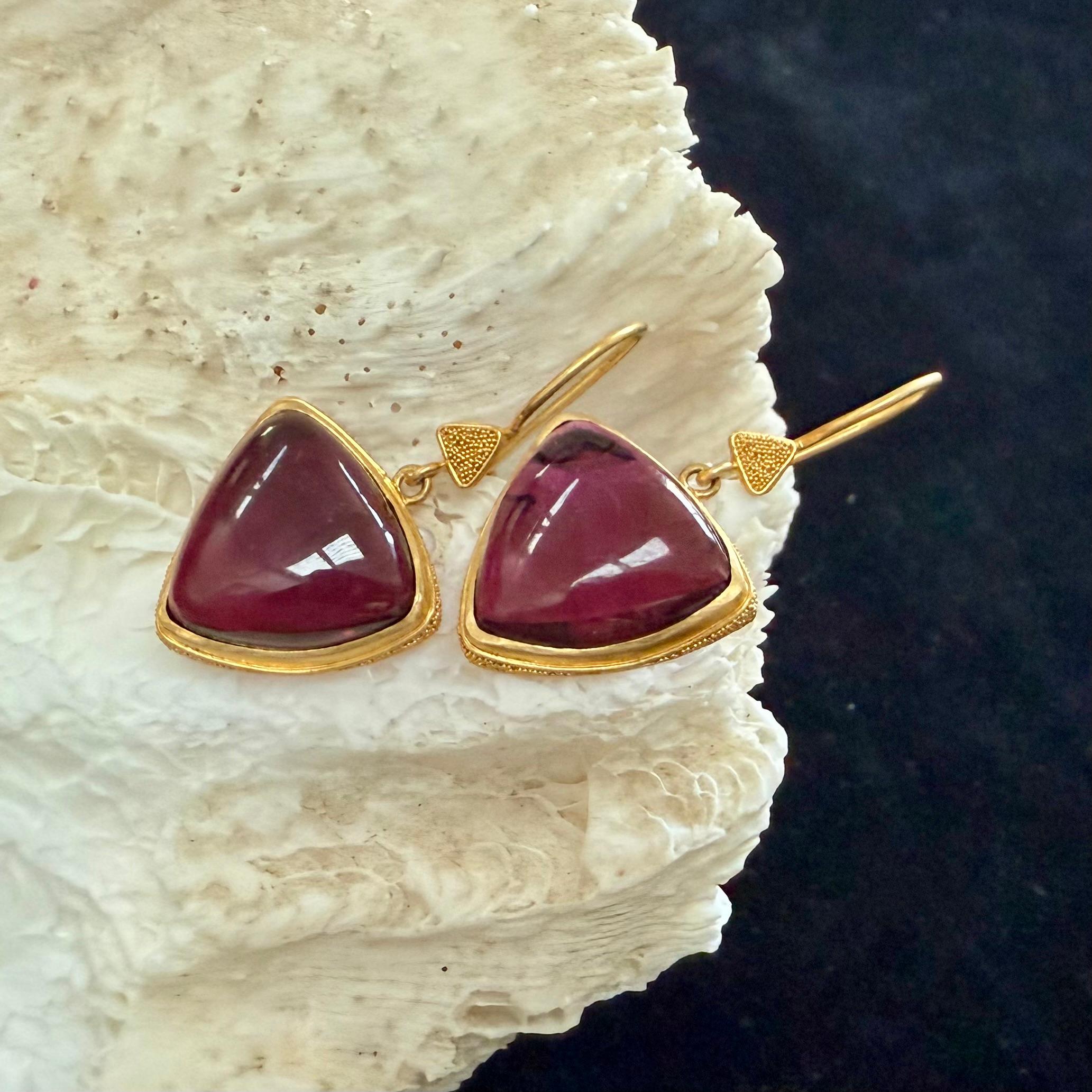 Steven Battelle Orecchini a goccia in oro 22K con tormalina rosa cabochon da 23,5 carati in vendita 3