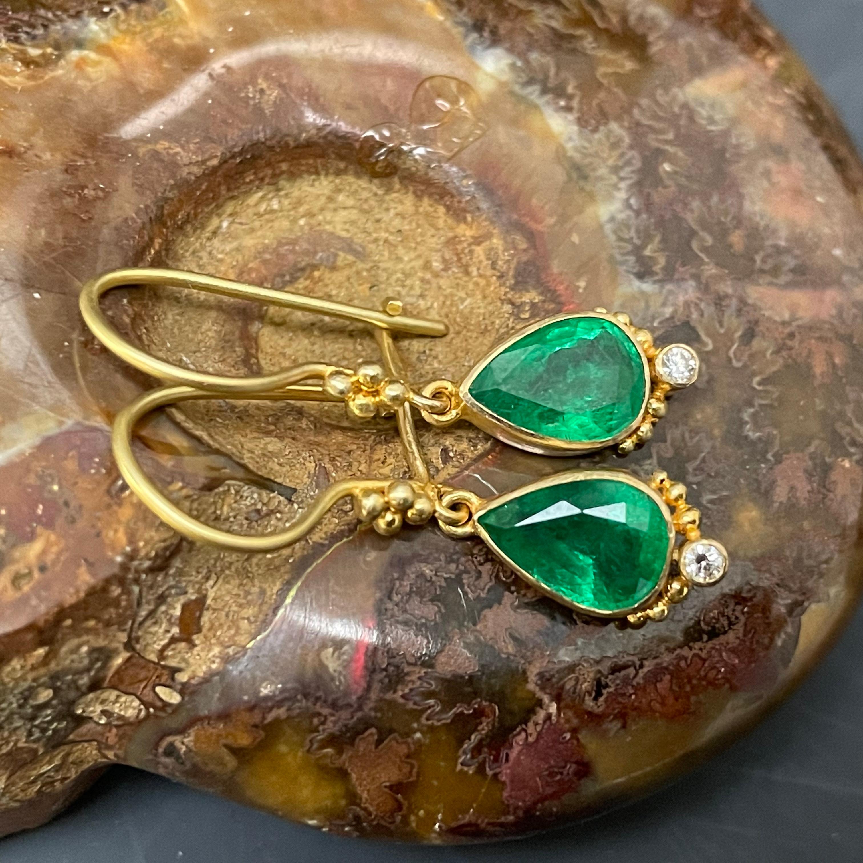 Contemporary Steven Battelle 2.4 Carats Emerald Diamond 18K Gold Wire Earrings