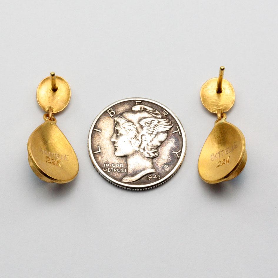 Steven Battelle, boucles d'oreilles en or 22 carats avec pierre de lune arc-en-ciel 2,4 carats en vente 4