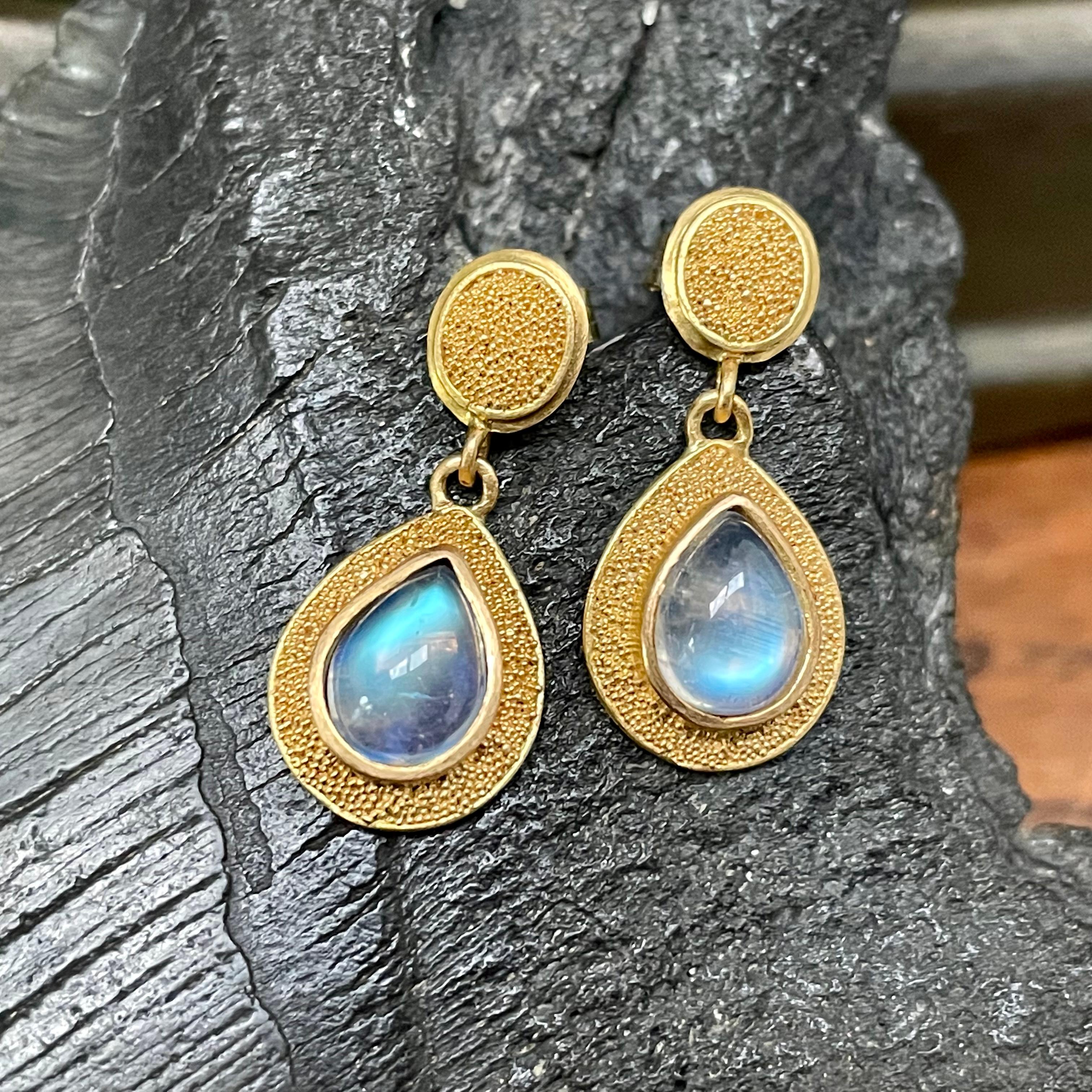 Steven Battelle, boucles d'oreilles en or 22 carats avec pierre de lune arc-en-ciel 2,4 carats en vente 2