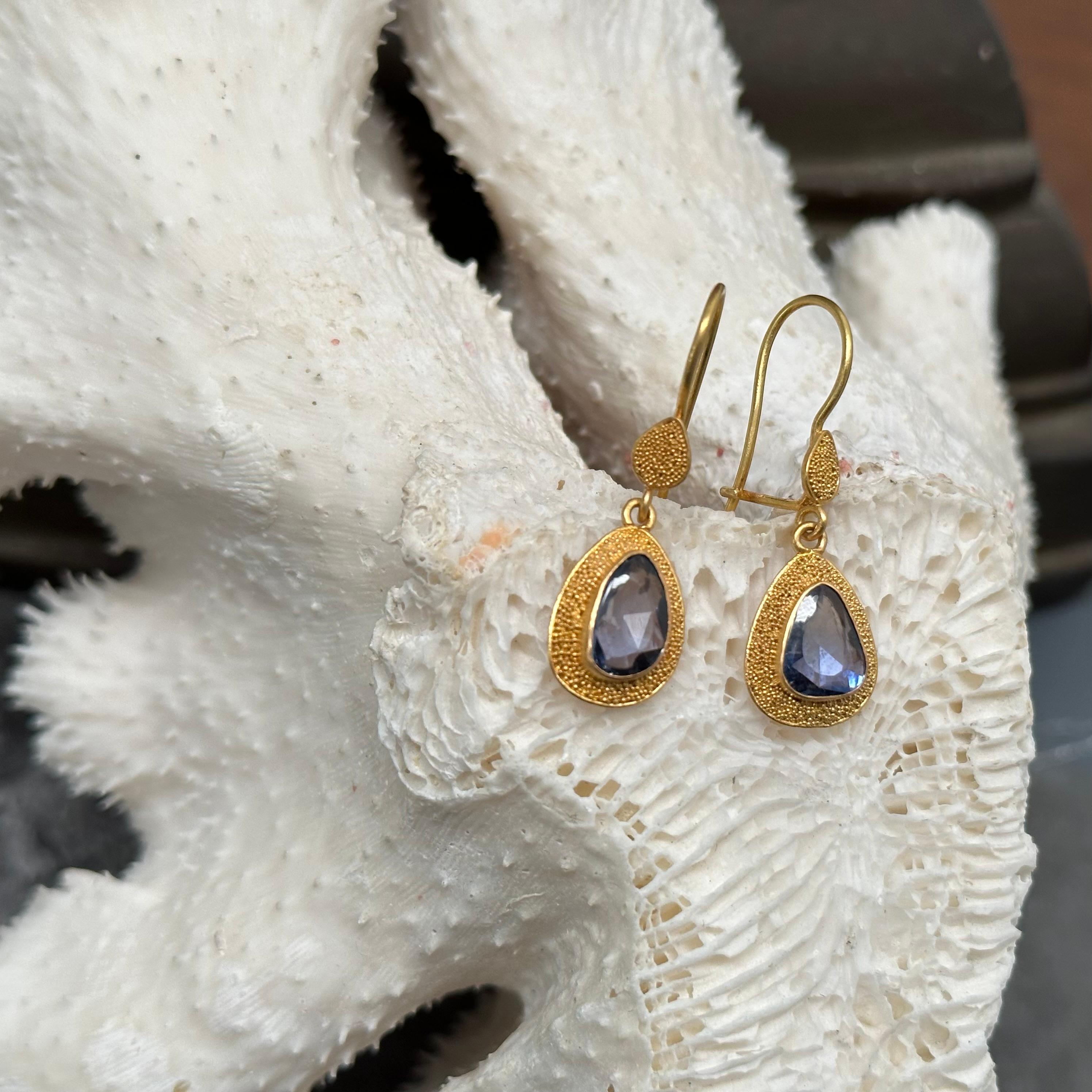 Steven Battelle 2.5 Carats Blue Sapphire 22K Gold Wire Earrings For Sale 4