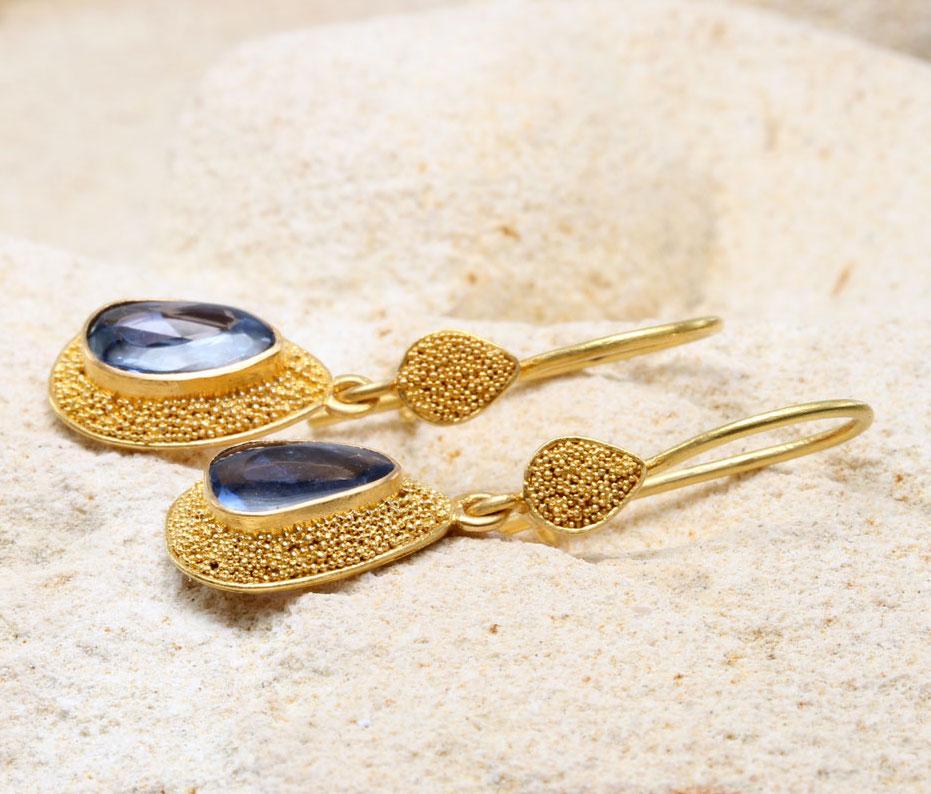 Steven Battelle 2.5 Carats Blue Sapphire 22K Gold Wire Earrings For Sale 7