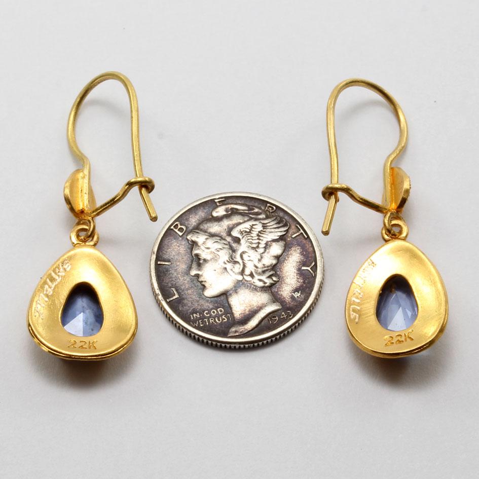Steven Battelle Boucles d'oreilles en or 22 carats et saphirs bleus 2,5 carats en vente 8