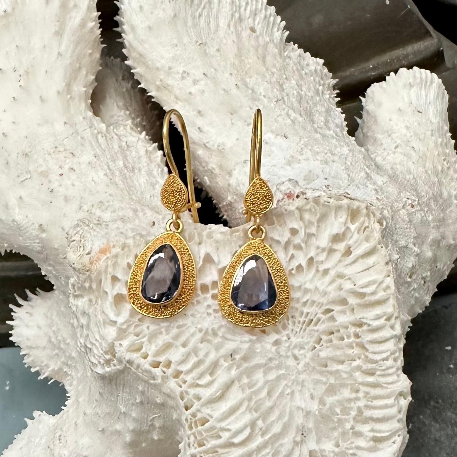 Taille mixte Steven Battelle Boucles d'oreilles en or 22 carats et saphirs bleus 2,5 carats en vente