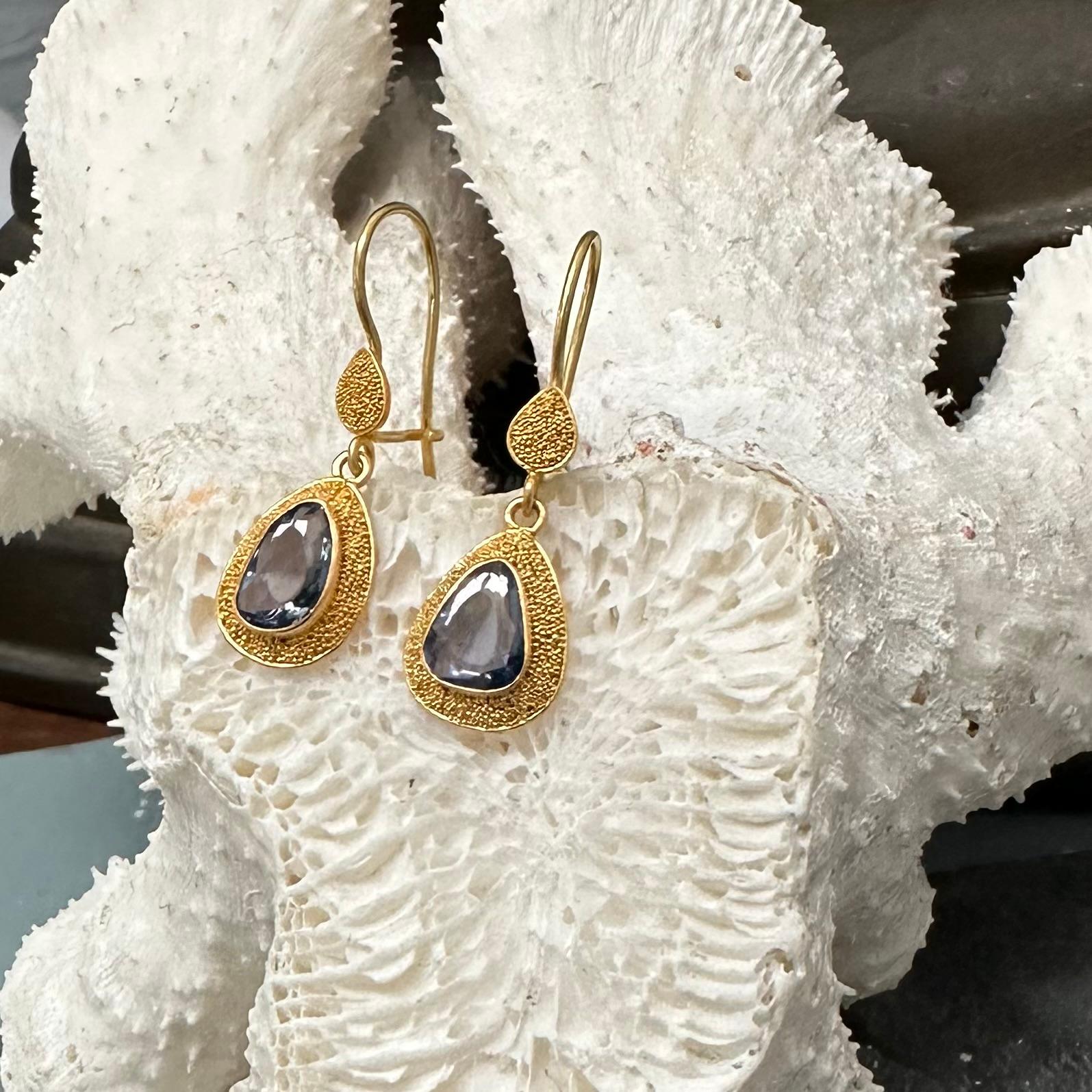 Steven Battelle 2.5 Carats Blue Sapphire 22K Gold Wire Earrings In New Condition For Sale In Soquel, CA