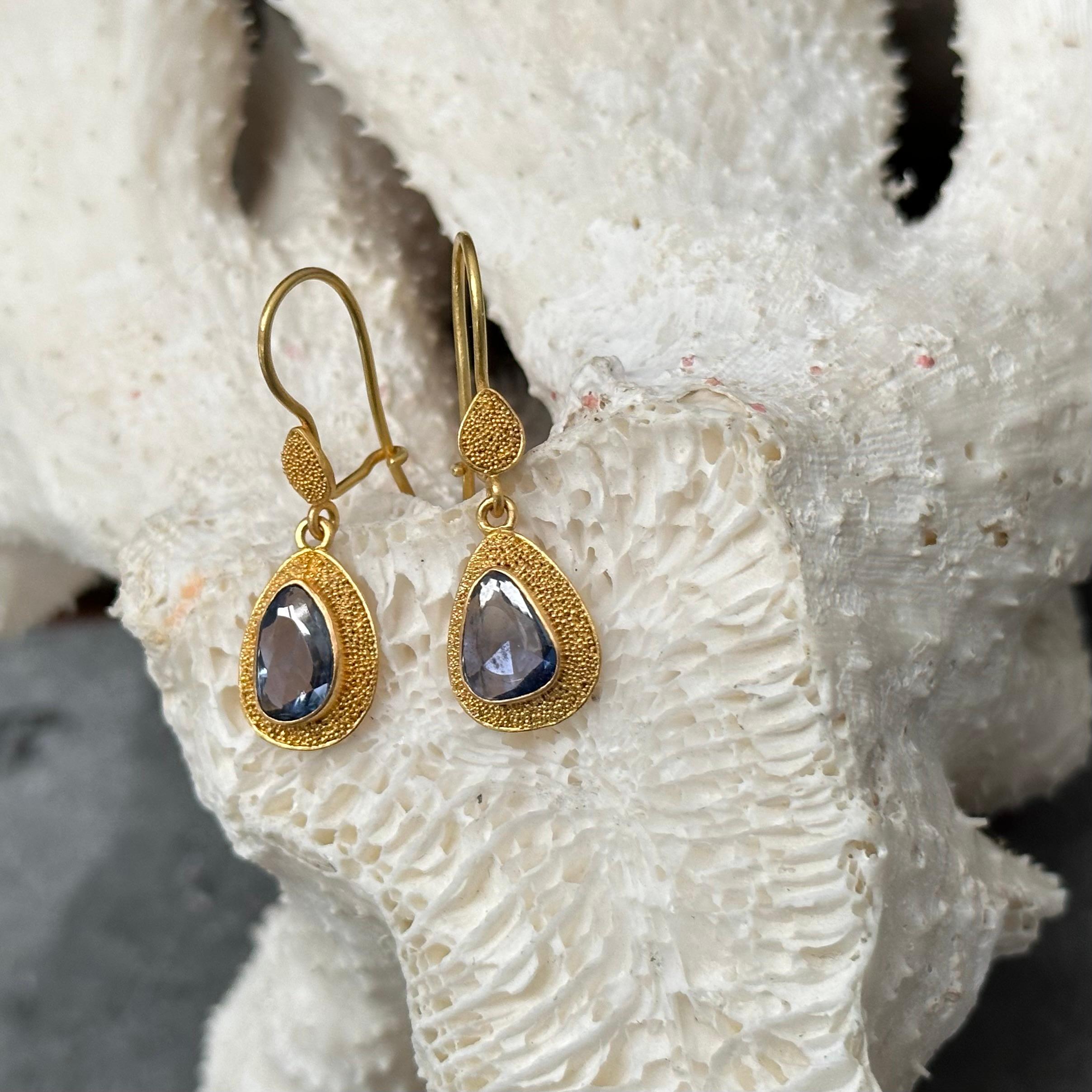 Orecchini a filo in oro 22K con zaffiro blu da 2,5 carati di Steven Battelle in vendita 1