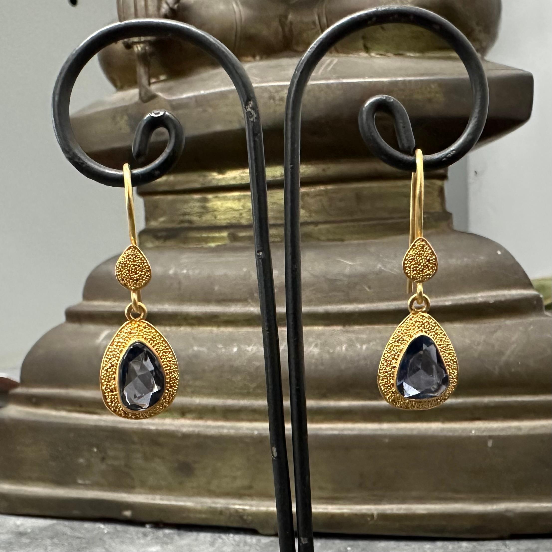 Steven Battelle 2.5 Carats Blue Sapphire 22K Gold Wire Earrings For Sale 2