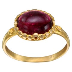 Anello in oro 18K con tormalina rosa cabochon da 2,6 carati di Steven Battelle