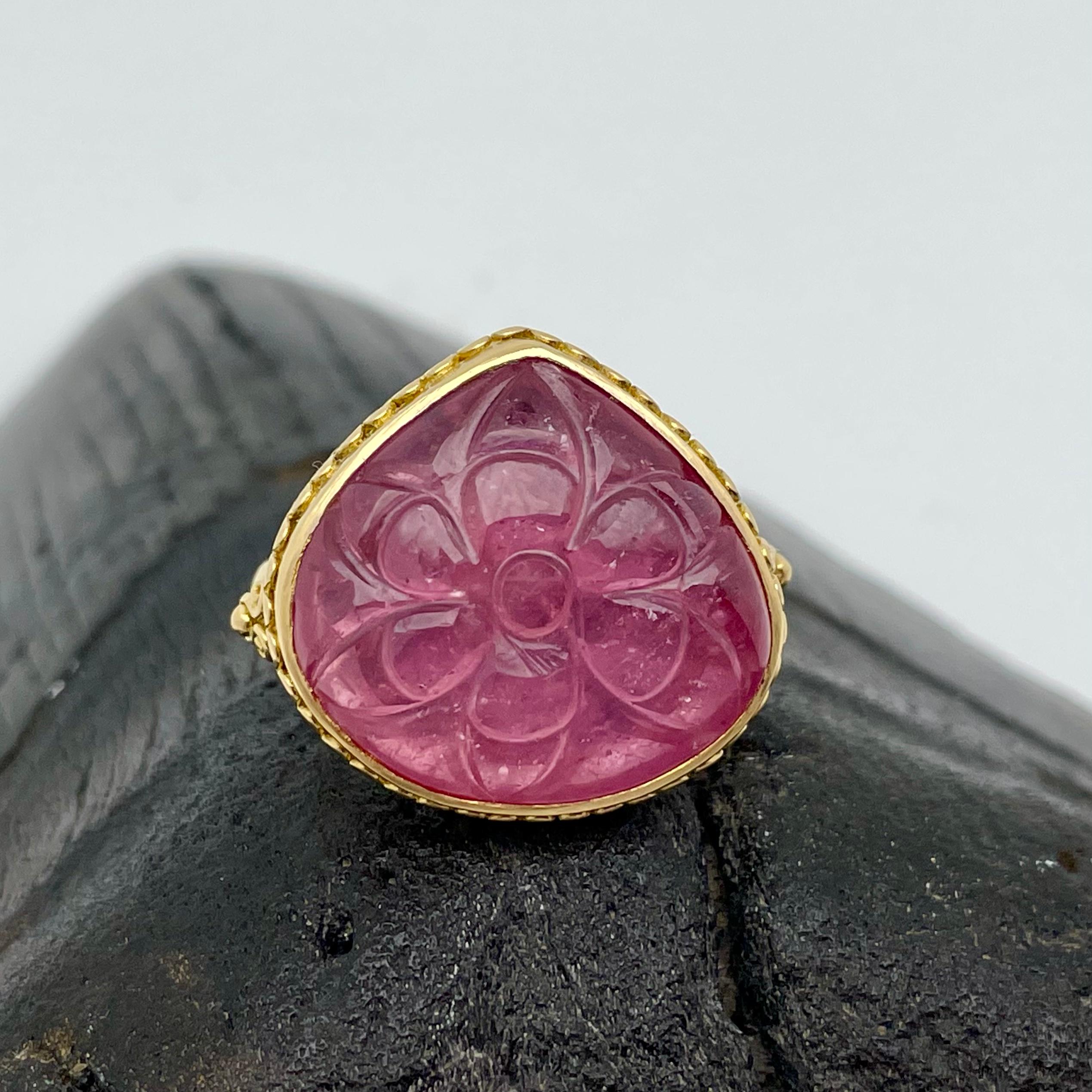 Steven Battelle 26.3 Carved Ruby Cabochon 18K Gold Ring In New Condition In Soquel, CA