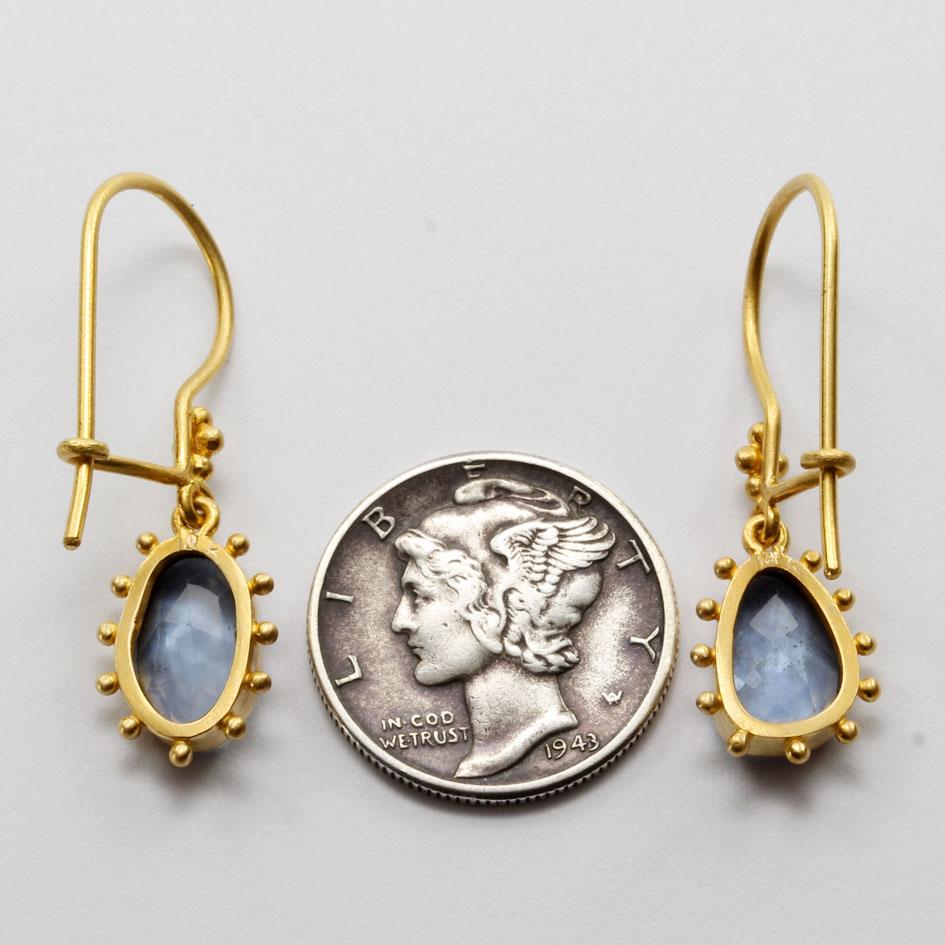 Contemporary Steven Battelle 2.7 Carats Blue Sapphire 18K Gold Wire Earrings For Sale