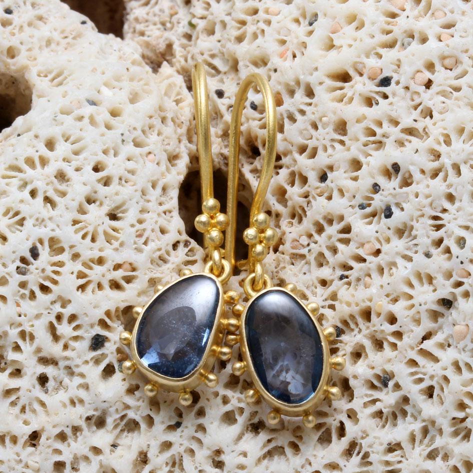 Steven Battelle 2.7 Carats Blue Sapphire 18K Gold Wire Earrings In New Condition For Sale In Soquel, CA