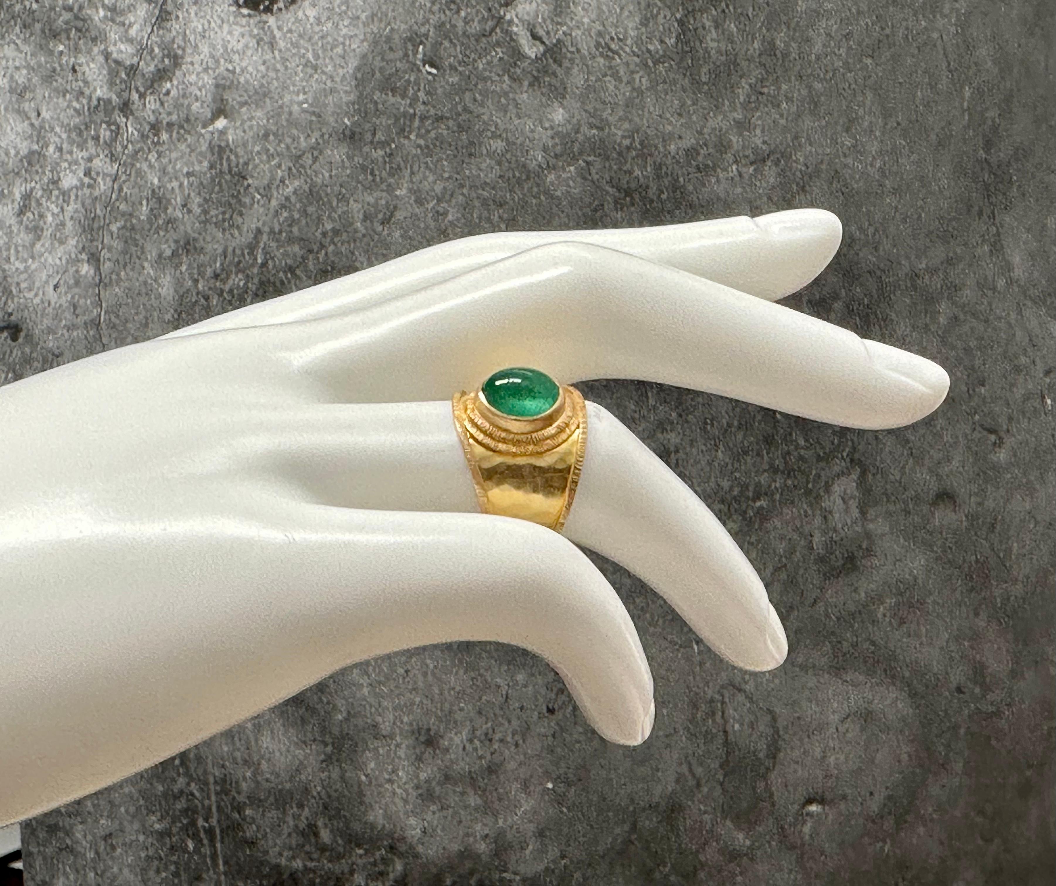 Contemporary Steven Battelle 2.7 Carats Cabochon Emerald 18K Gold Ring For Sale