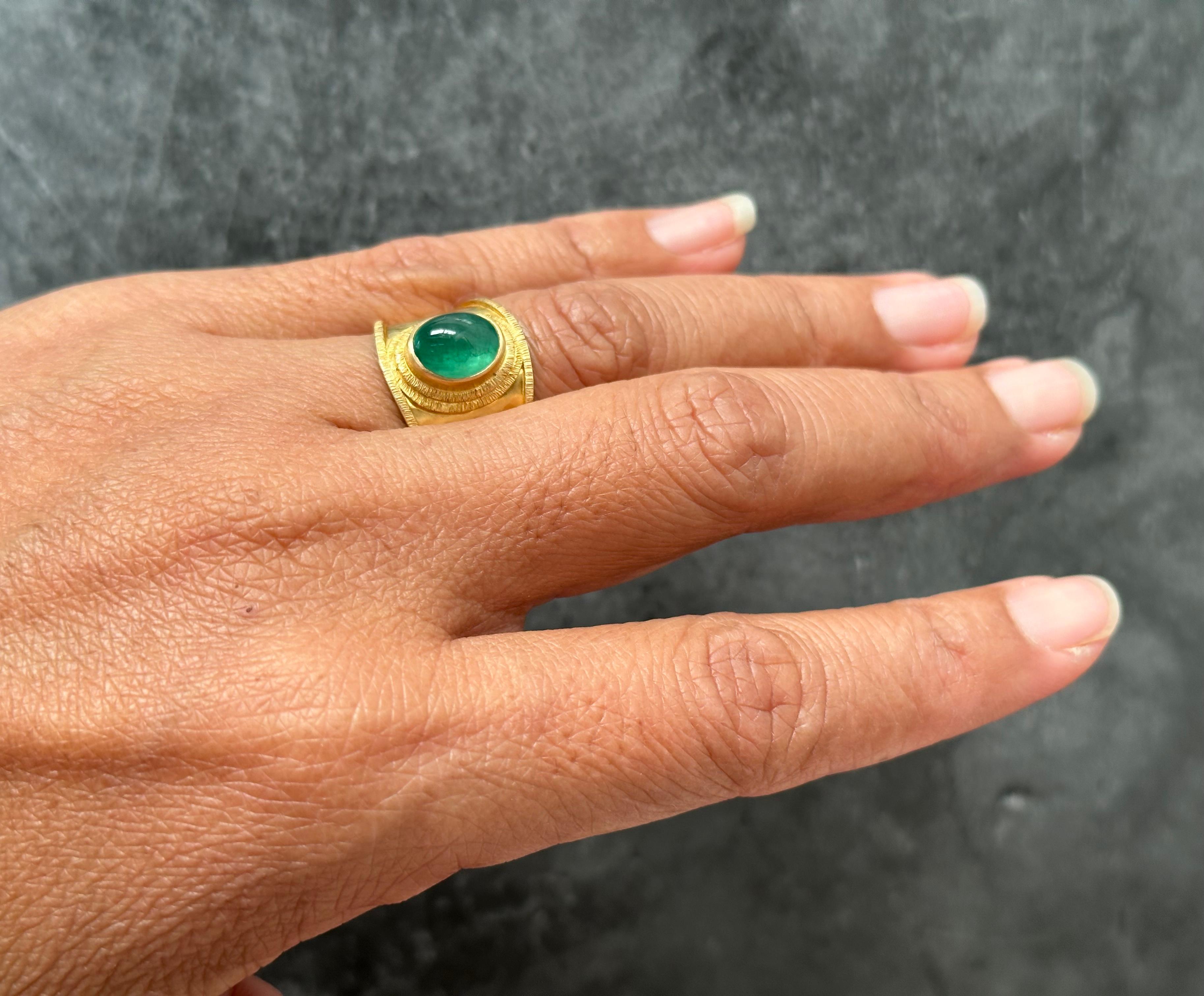 Steven Battelle 2.7 Carats Cabochon Emerald 18K Gold Ring In New Condition For Sale In Soquel, CA